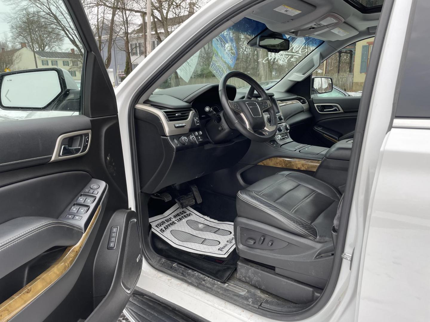 2017 White /black GMC Yukon XL Denali 4WD (1GKS2HKJ0HR) with an 6.2L V8 OHV 16V engine, 6A transmission, located at 101 N. Main Street, Muncy, PA, 17756, (570) 546-5462, 41.207691, -76.785942 - Photo#9