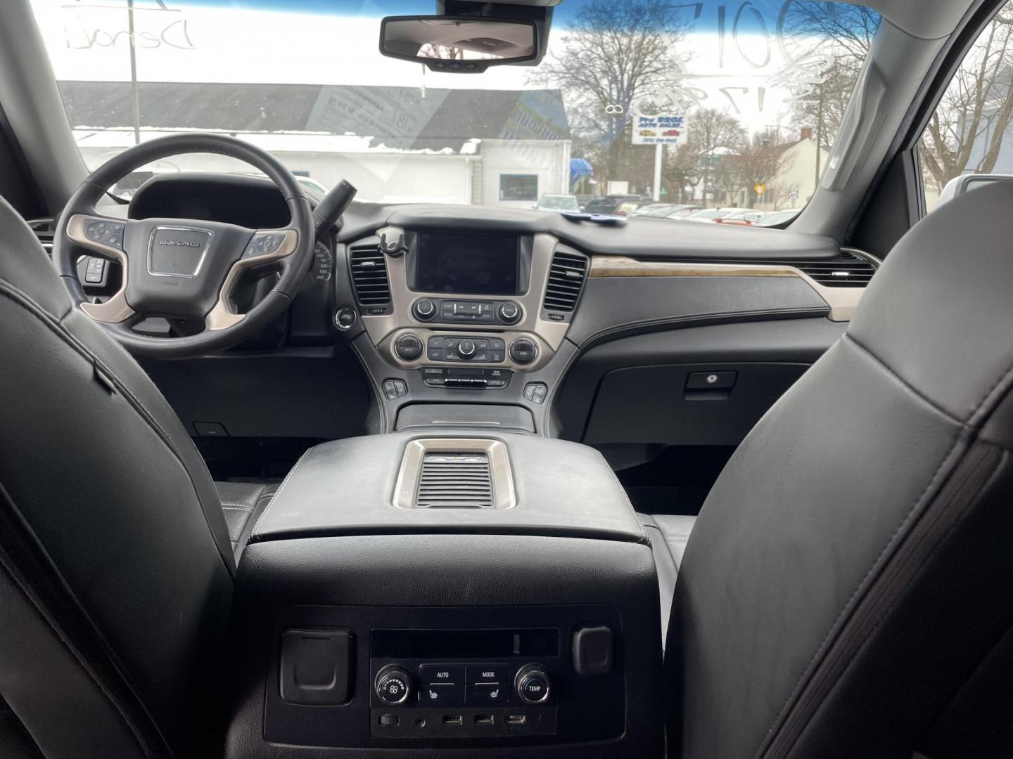 2017 White /black GMC Yukon XL Denali 4WD (1GKS2HKJ0HR) with an 6.2L V8 OHV 16V engine, 6A transmission, located at 101 N. Main Street, Muncy, PA, 17756, (570) 546-5462, 41.207691, -76.785942 - Photo#8