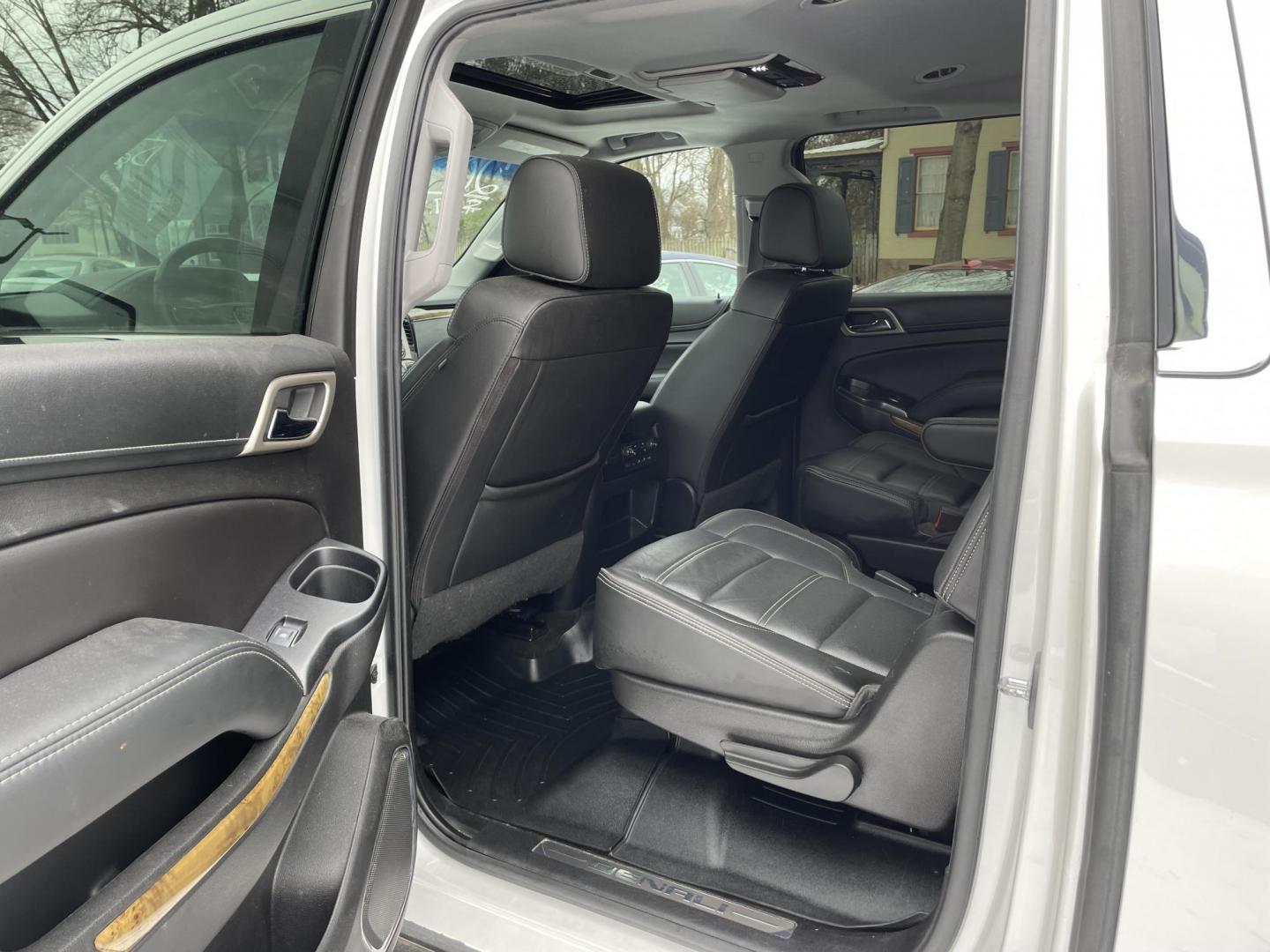 2017 White /black GMC Yukon XL Denali 4WD (1GKS2HKJ0HR) with an 6.2L V8 OHV 16V engine, 6A transmission, located at 101 N. Main Street, Muncy, PA, 17756, (570) 546-5462, 41.207691, -76.785942 - Photo#10