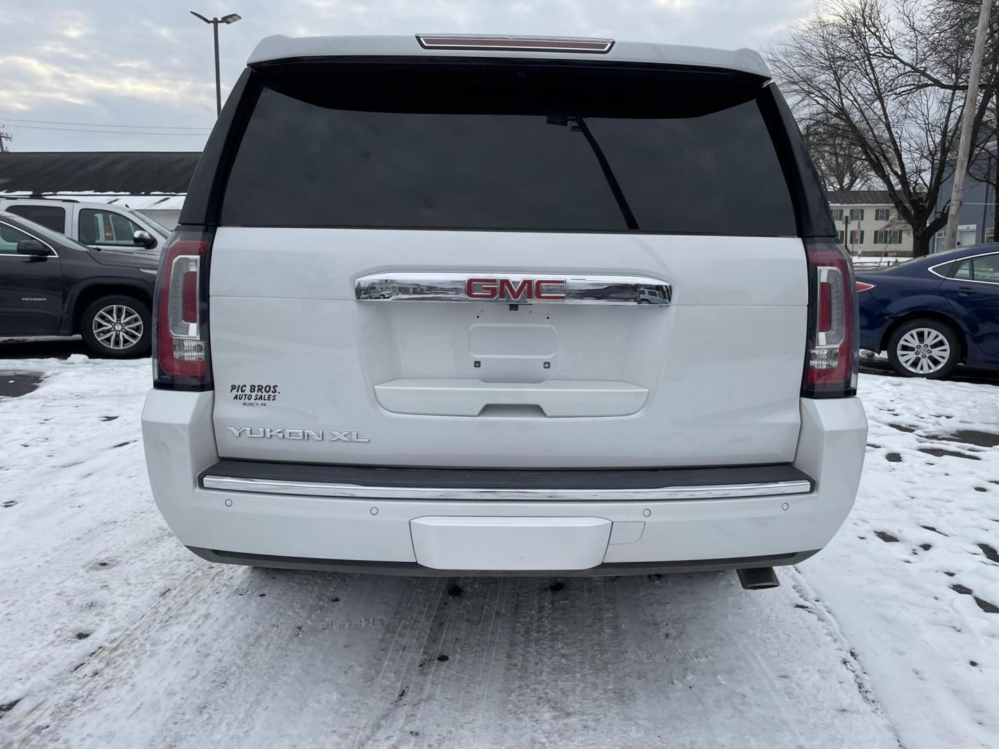 2017 White /black GMC Yukon XL Denali 4WD (1GKS2HKJ0HR) with an 6.2L V8 OHV 16V engine, 6A transmission, located at 101 N. Main Street, Muncy, PA, 17756, (570) 546-5462, 41.207691, -76.785942 - Photo#6