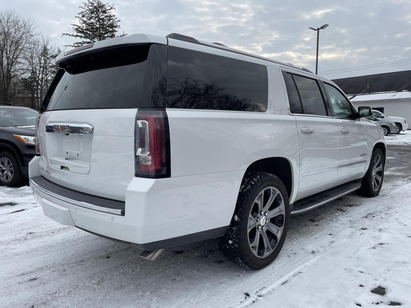 2017 White /black GMC Yukon XL Denali 4WD (1GKS2HKJ0HR) with an 6.2L V8 OHV 16V engine, 6A transmission, located at 101 N. Main Street, Muncy, PA, 17756, (570) 546-5462, 41.207691, -76.785942 - Photo#4