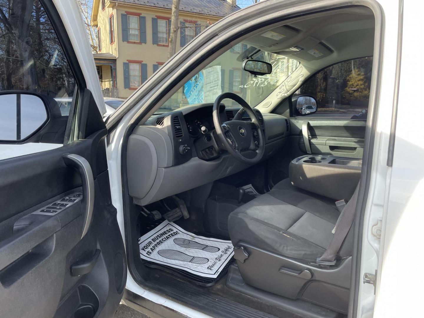 2011 White /black Chevrolet Silverado 1500 LS Crew Cab Short Box 4WD (3GCPKREA6BG) with an 4.8L V8 OHV 16V engine, 4-Speed Automatic transmission, located at 101 N. Main Street, Muncy, PA, 17756, (570) 546-5462, 41.207691, -76.785942 - Photo#6