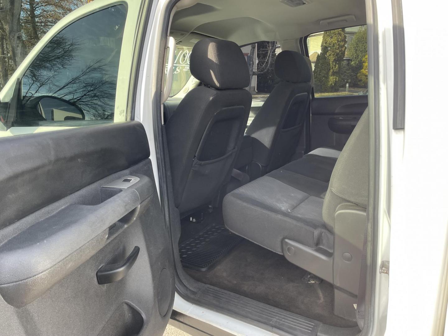 2011 White /black Chevrolet Silverado 1500 LS Crew Cab Short Box 4WD (3GCPKREA6BG) with an 4.8L V8 OHV 16V engine, 4-Speed Automatic transmission, located at 101 N. Main Street, Muncy, PA, 17756, (570) 546-5462, 41.207691, -76.785942 - Photo#7