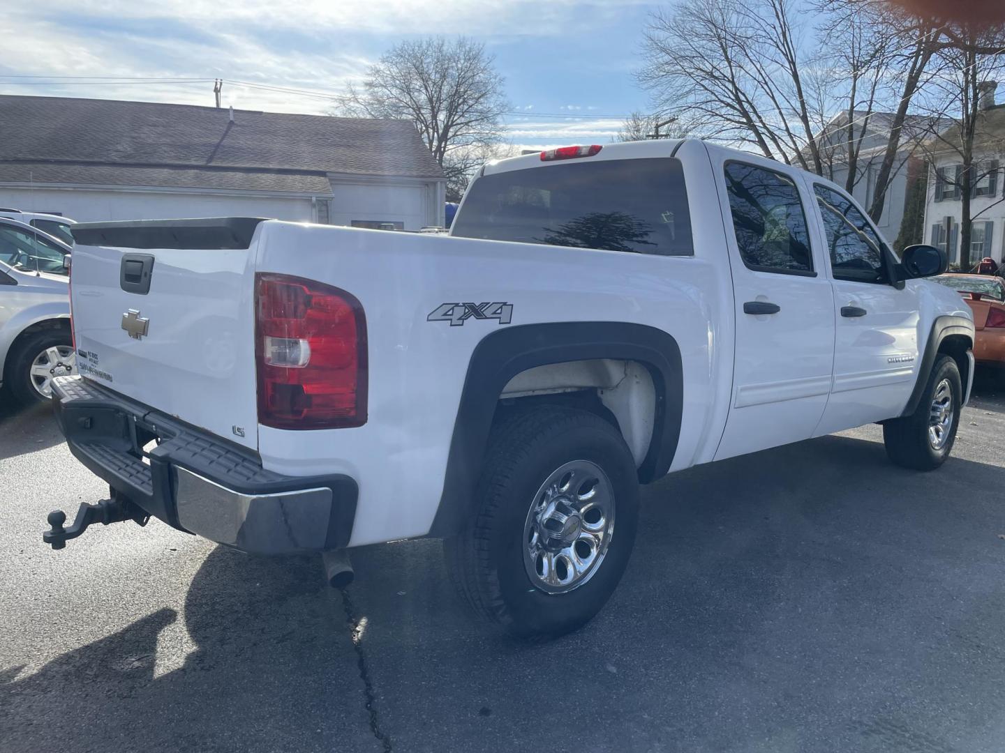 2011 White /black Chevrolet Silverado 1500 LS Crew Cab Short Box 4WD (3GCPKREA6BG) with an 4.8L V8 OHV 16V engine, 4-Speed Automatic transmission, located at 101 N. Main Street, Muncy, PA, 17756, (570) 546-5462, 41.207691, -76.785942 - Photo#5
