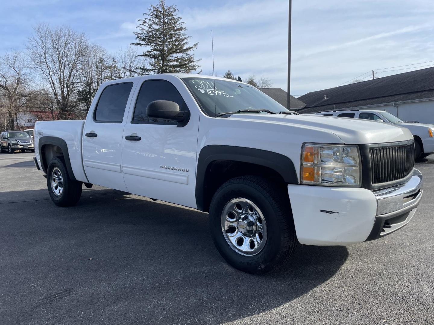2011 White /black Chevrolet Silverado 1500 LS Crew Cab Short Box 4WD (3GCPKREA6BG) with an 4.8L V8 OHV 16V engine, 4-Speed Automatic transmission, located at 101 N. Main Street, Muncy, PA, 17756, (570) 546-5462, 41.207691, -76.785942 - Photo#2