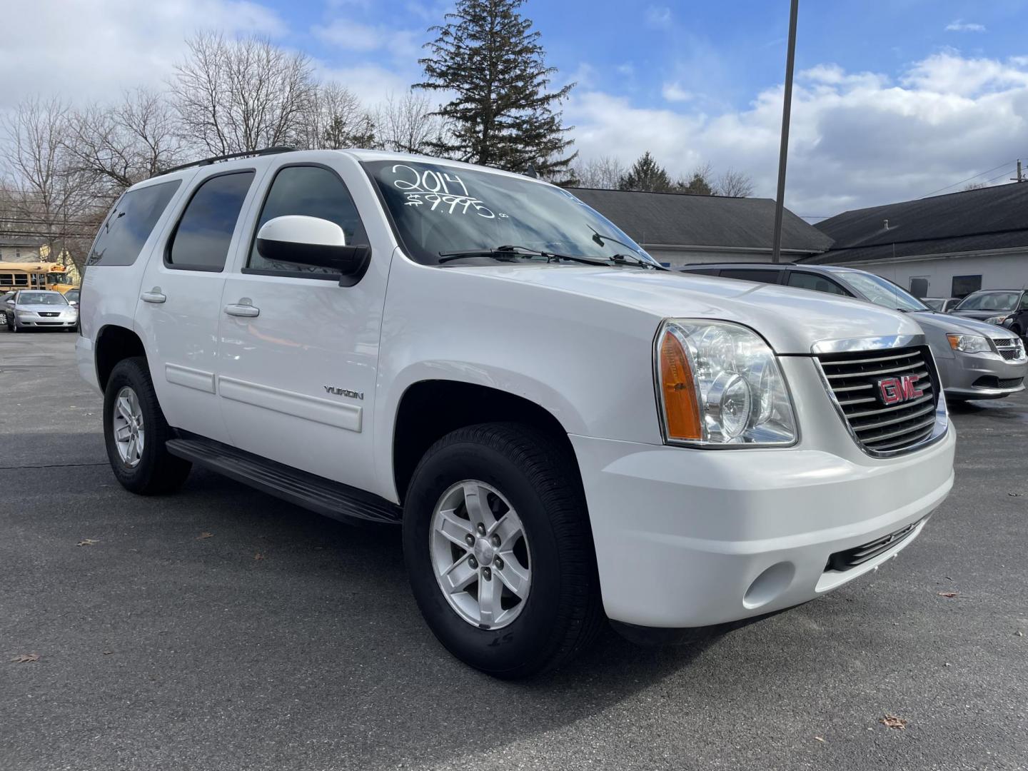 2014 White GMC Yukon SLE 4WD (1GKS2AE09ER) with an 5.3L V8 OHV 16V FFV engine, 6-Speed Automatic transmission, located at 101 N. Main Street, Muncy, PA, 17756, (570) 546-5462, 41.207691, -76.785942 - Photo#1