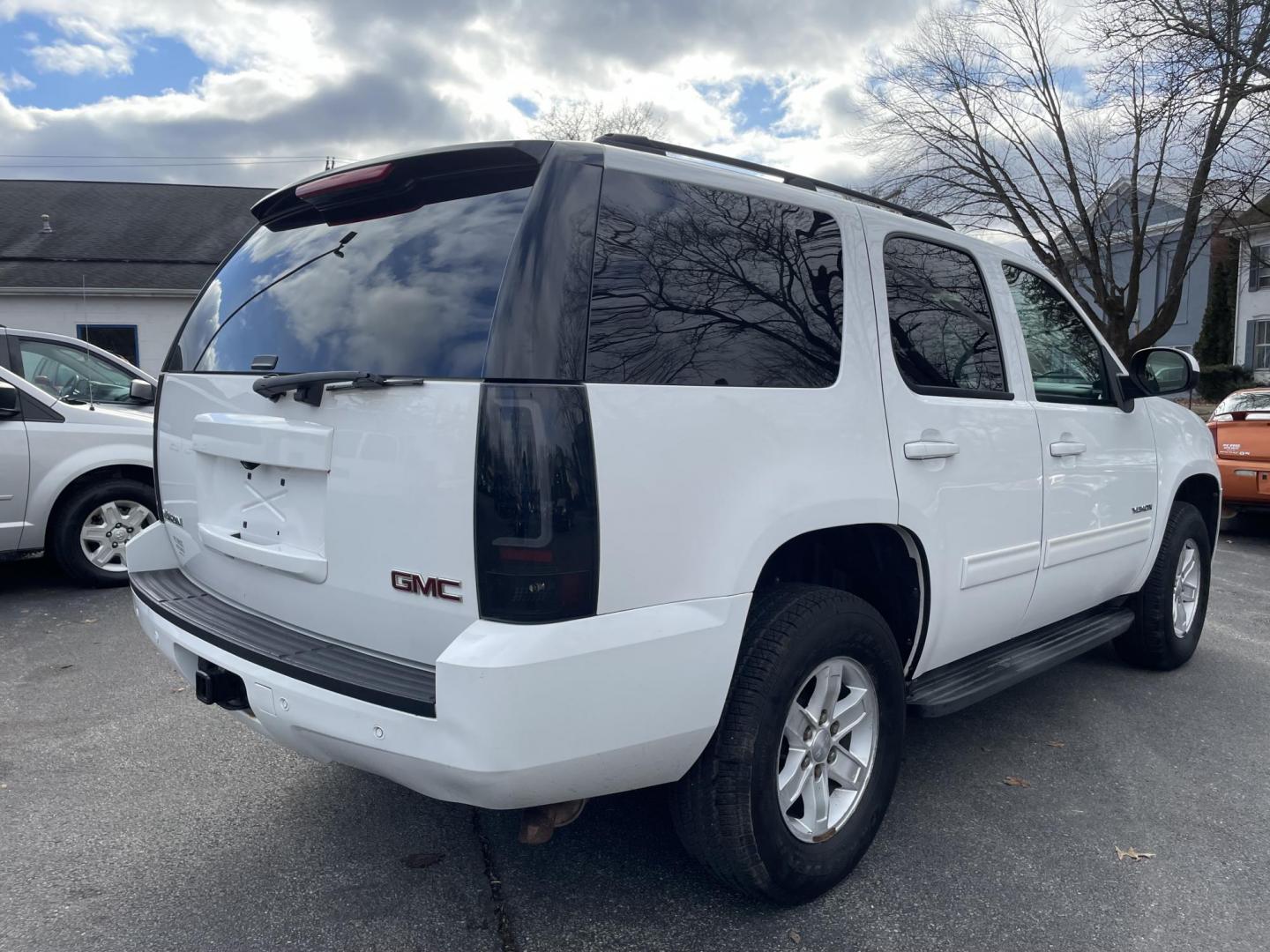 2014 White GMC Yukon SLE 4WD (1GKS2AE09ER) with an 5.3L V8 OHV 16V FFV engine, 6-Speed Automatic transmission, located at 101 N. Main Street, Muncy, PA, 17756, (570) 546-5462, 41.207691, -76.785942 - Photo#3