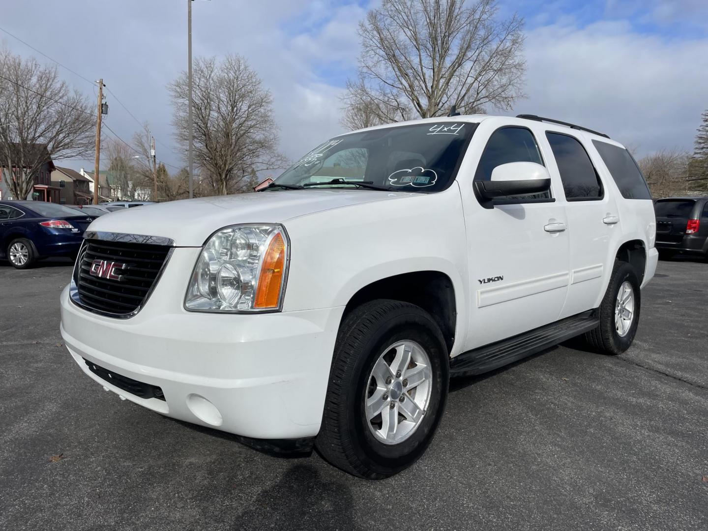 2014 White GMC Yukon SLE 4WD (1GKS2AE09ER) with an 5.3L V8 OHV 16V FFV engine, 6-Speed Automatic transmission, located at 101 N. Main Street, Muncy, PA, 17756, (570) 546-5462, 41.207691, -76.785942 - Photo#0