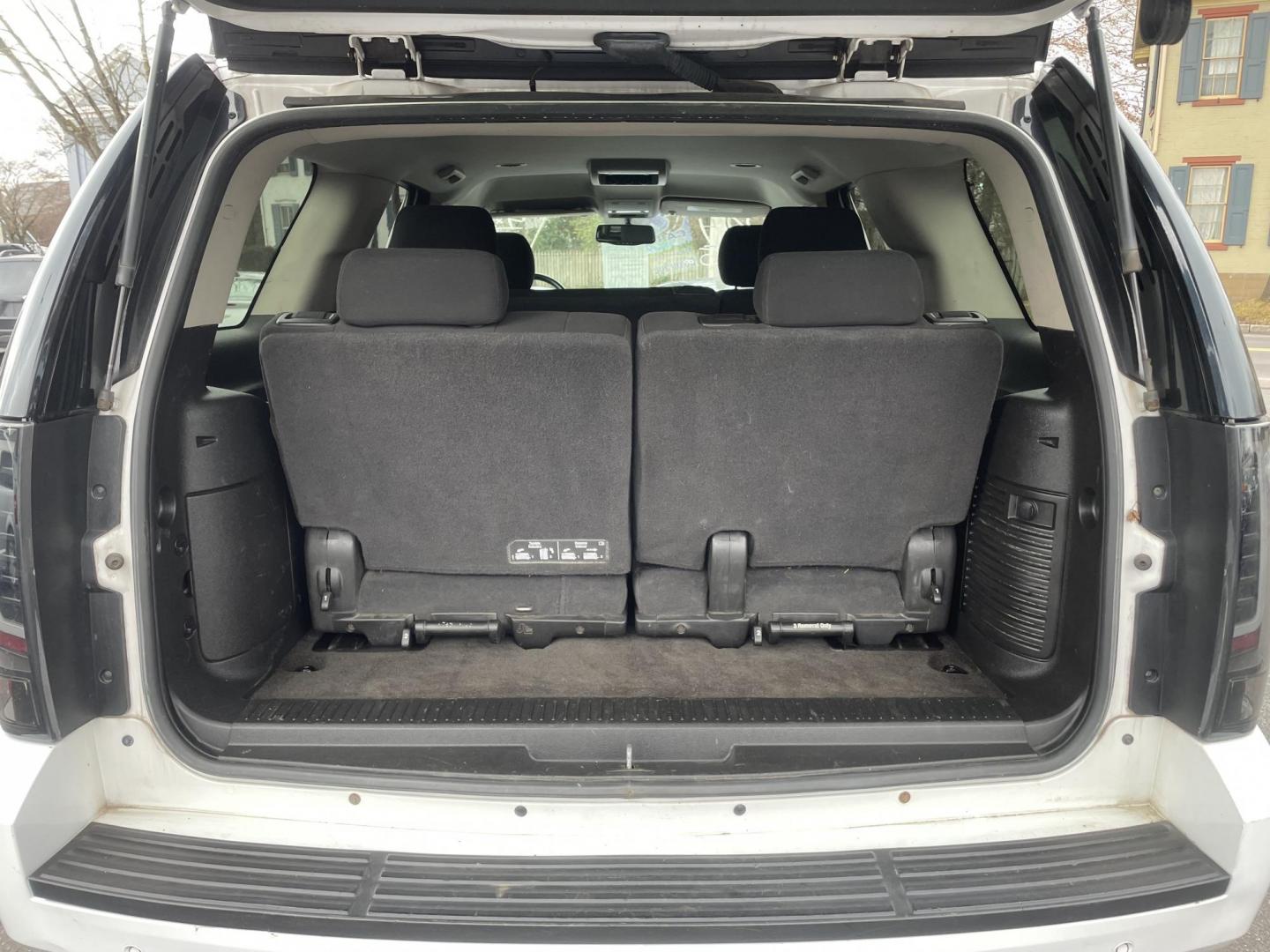 2014 White GMC Yukon SLE 4WD (1GKS2AE09ER) with an 5.3L V8 OHV 16V FFV engine, 6-Speed Automatic transmission, located at 101 N. Main Street, Muncy, PA, 17756, (570) 546-5462, 41.207691, -76.785942 - Photo#8