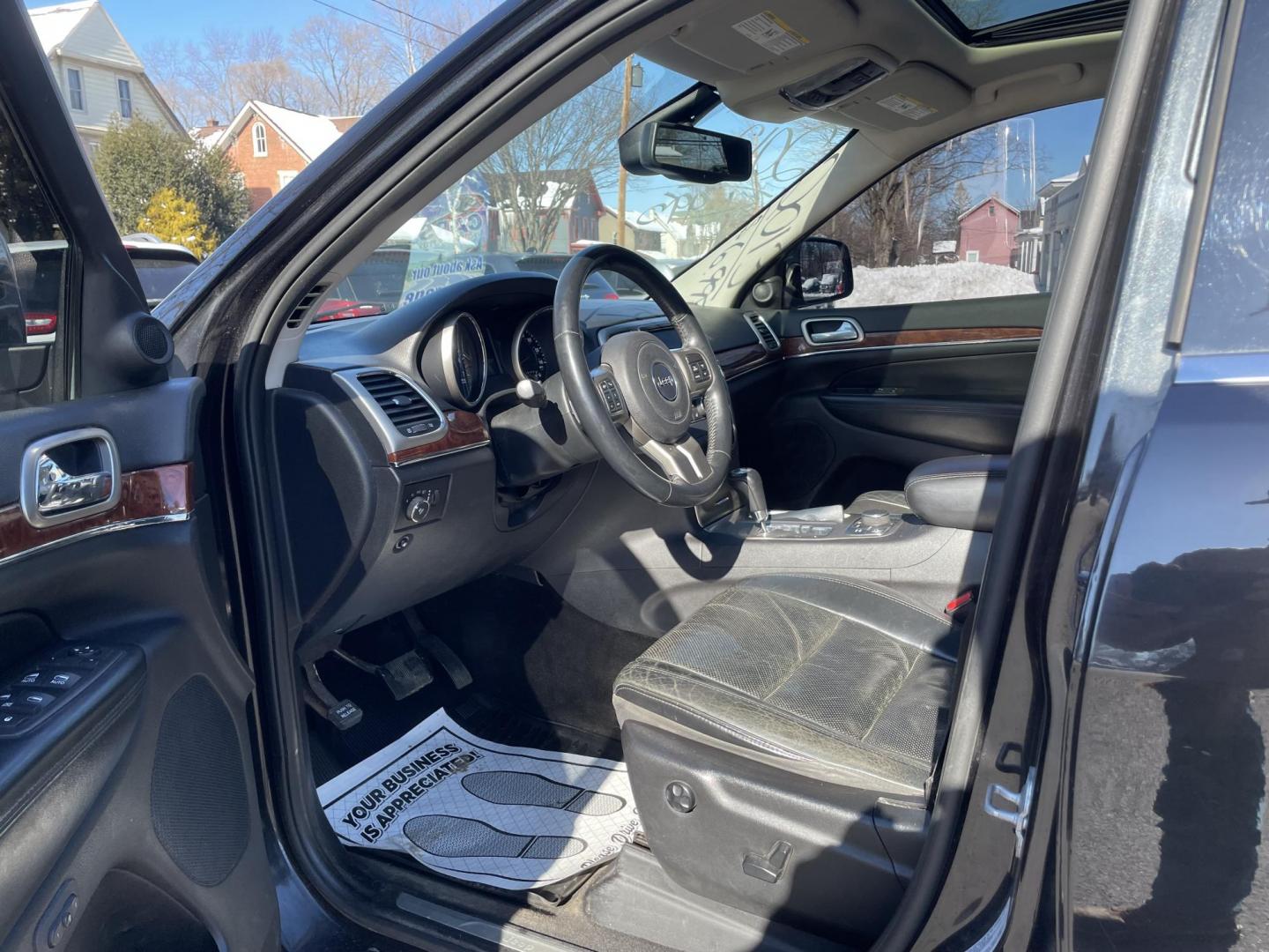 2013 black /black Jeep Grand Cherokee Limited 4WD (1C4RJFBG7DC) with an 3.6L V6 DOHC 24V engine, 5-Speed Automatic transmission, located at 101 N. Main Street, Muncy, PA, 17756, (570) 546-5462, 41.207691, -76.785942 - Photo#4