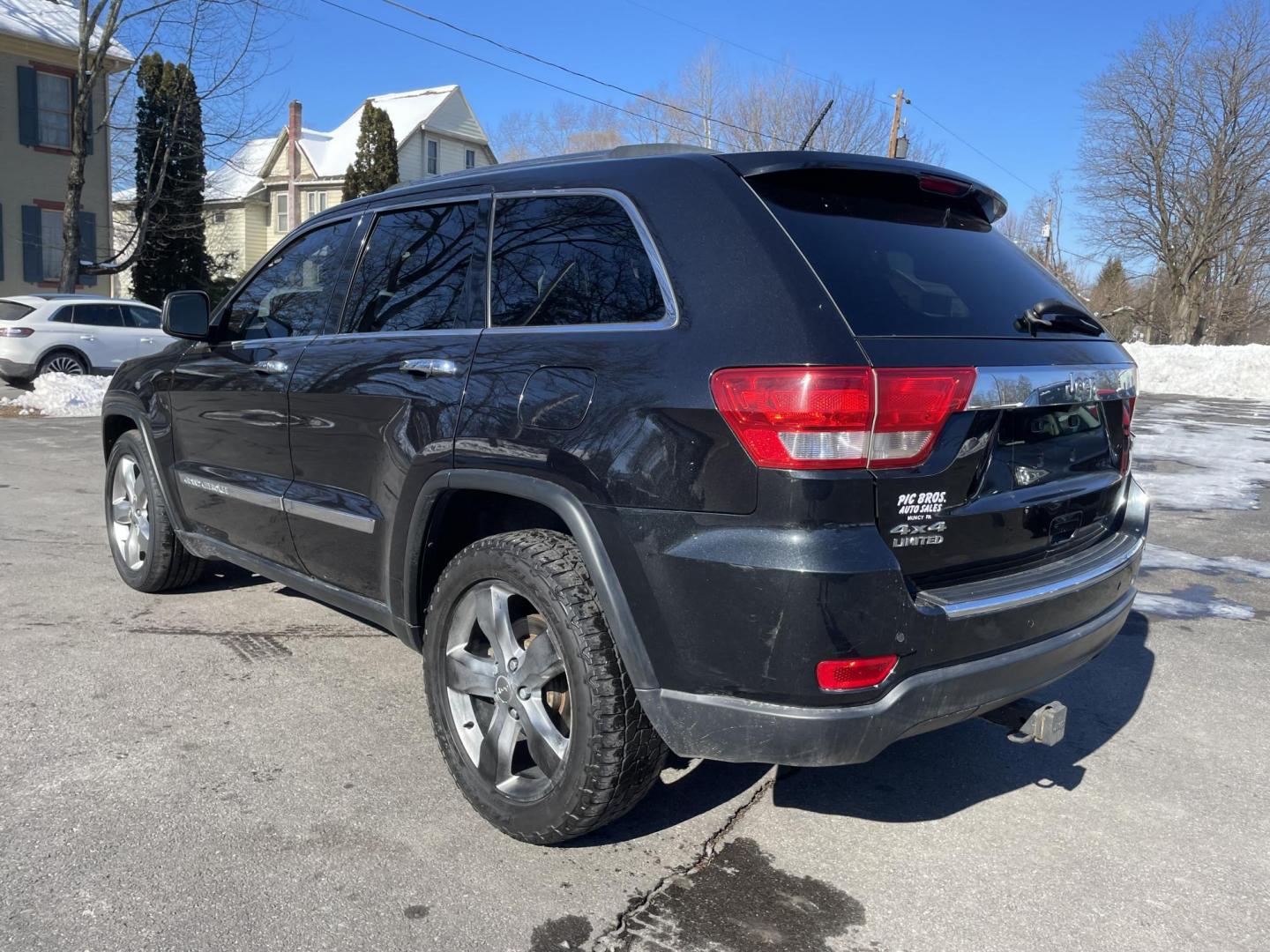 2013 black /black Jeep Grand Cherokee Limited 4WD (1C4RJFBG7DC) with an 3.6L V6 DOHC 24V engine, 5-Speed Automatic transmission, located at 101 N. Main Street, Muncy, PA, 17756, (570) 546-5462, 41.207691, -76.785942 - Photo#2