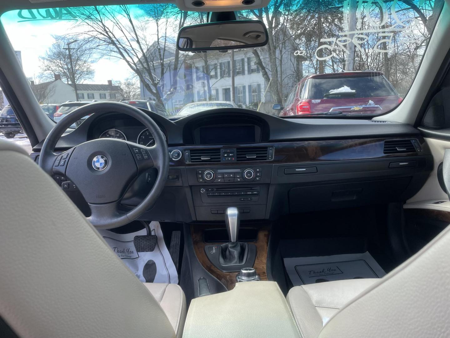 2011 black BMW 3-Series 328i xDrive (WBAPK5C5XBA) with an 3.0L L6 DOHC 24V engine, located at 101 N. Main Street, Muncy, PA, 17756, (570) 546-5462, 41.207691, -76.785942 - Photo#5