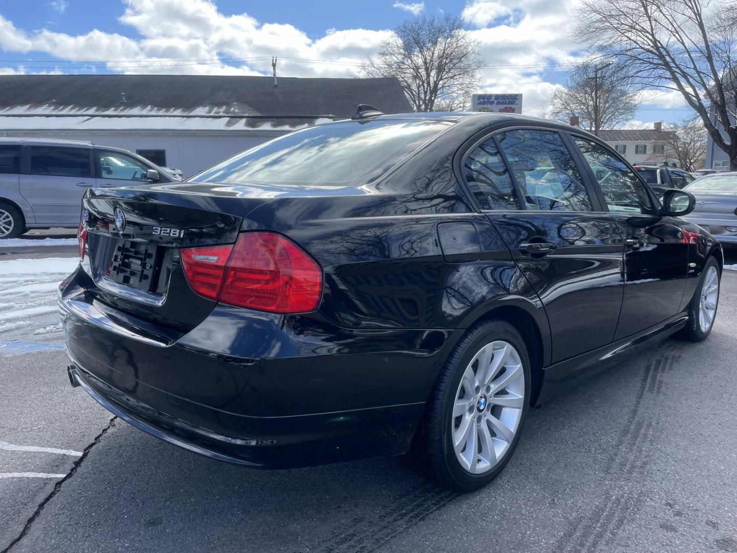 2011 black BMW 3-Series 328i xDrive (WBAPK5C5XBA) with an 3.0L L6 DOHC 24V engine, located at 101 N. Main Street, Muncy, PA, 17756, (570) 546-5462, 41.207691, -76.785942 - Photo#4