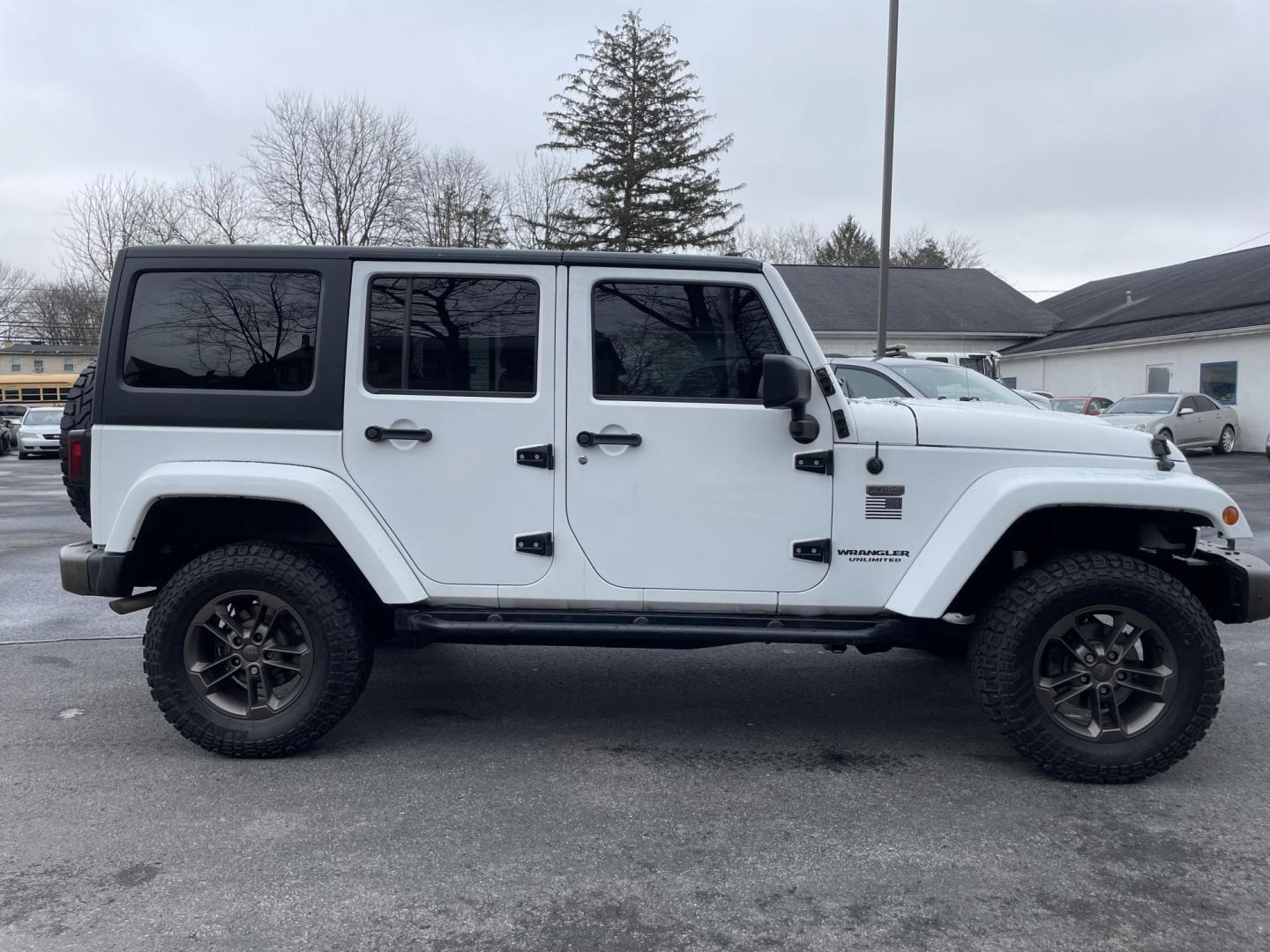 2016 White /black Jeep Wrangler Unlimited Sahara 4WD (1C4BJWEG2GL) with an 3.6L V6 DOHC 24V FFV engine, located at 101 N. Main Street, Muncy, PA, 17756, (570) 546-5462, 41.207691, -76.785942 - Photo#5