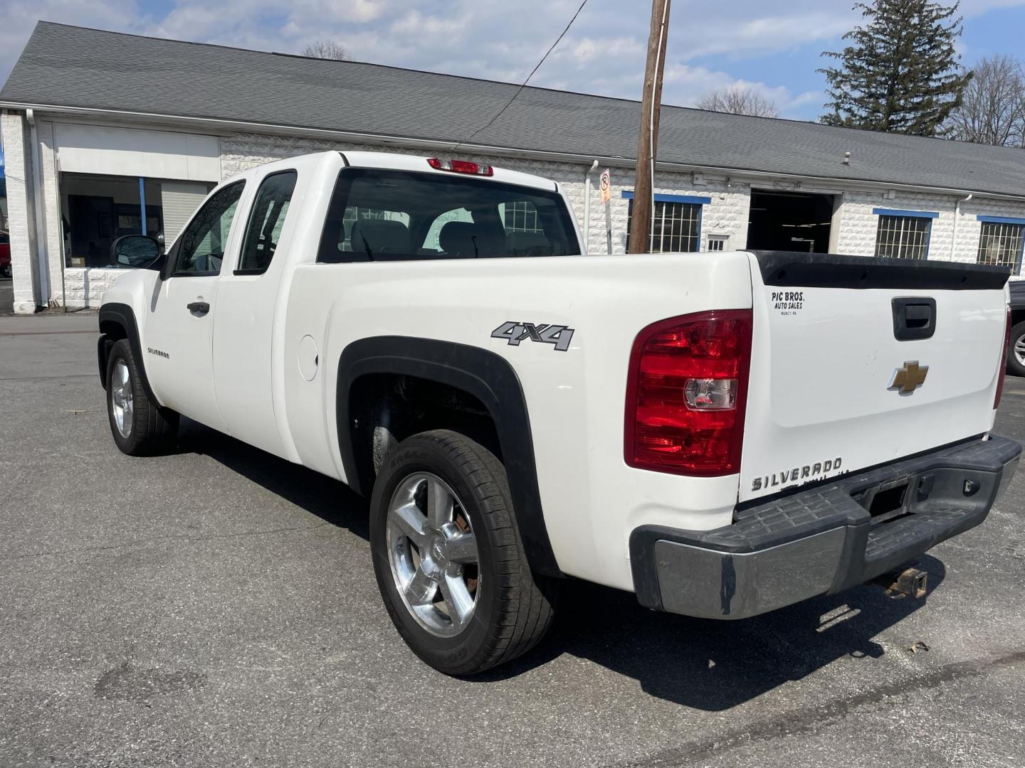 2013 White Chevrolet Silverado 1500 Work Truck Ext. Cab 4WD (1GCRKPE70DZ) with an 5.3L V8 OHV 16V FFV engine, located at 101 N. Main Street, Muncy, PA, 17756, (570) 546-5462, 41.207691, -76.785942 - Photo#1