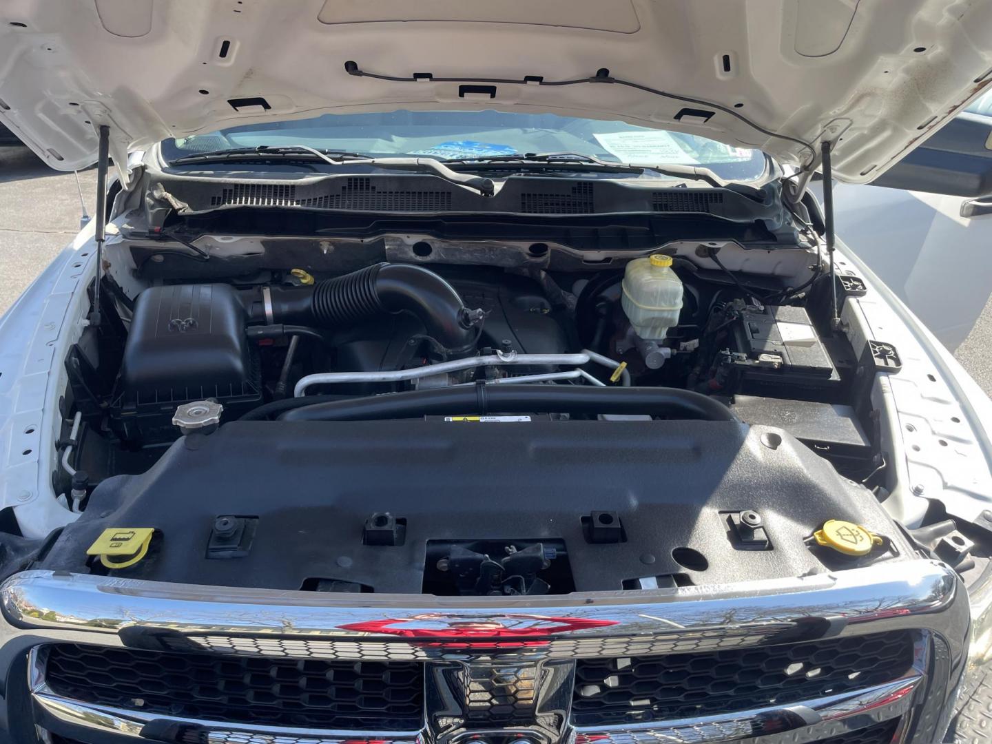 2013 White /black RAM 2500 Tradesman Crew Cab LWB 4WD (3C6TR5HT2DG) with an 5.7L V8 OHV 16V engine, 6-Speed Automatic transmission, located at 101 N. Main Street, Muncy, PA, 17756, (570) 546-5462, 41.207691, -76.785942 - Photo#8