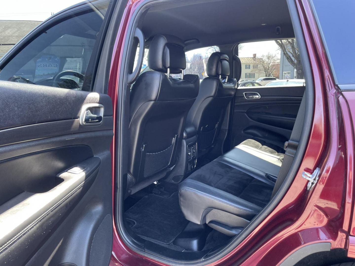 2018 Jeep Grand Cherokee Laredo 4WD (1C4RJFAGXJC) with an 3.6L V6 DOHC 24V engine, 8A transmission, located at 101 N. Main Street, Muncy, PA, 17756, (570) 546-5462, 41.207691, -76.785942 - Photo#8
