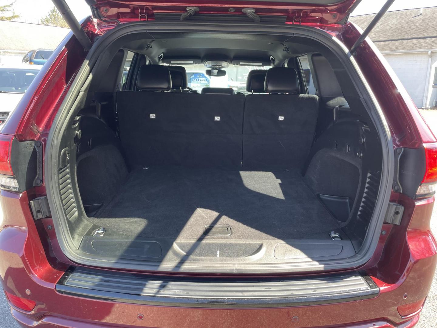 2018 Jeep Grand Cherokee Laredo 4WD (1C4RJFAGXJC) with an 3.6L V6 DOHC 24V engine, 8A transmission, located at 101 N. Main Street, Muncy, PA, 17756, (570) 546-5462, 41.207691, -76.785942 - Photo#9