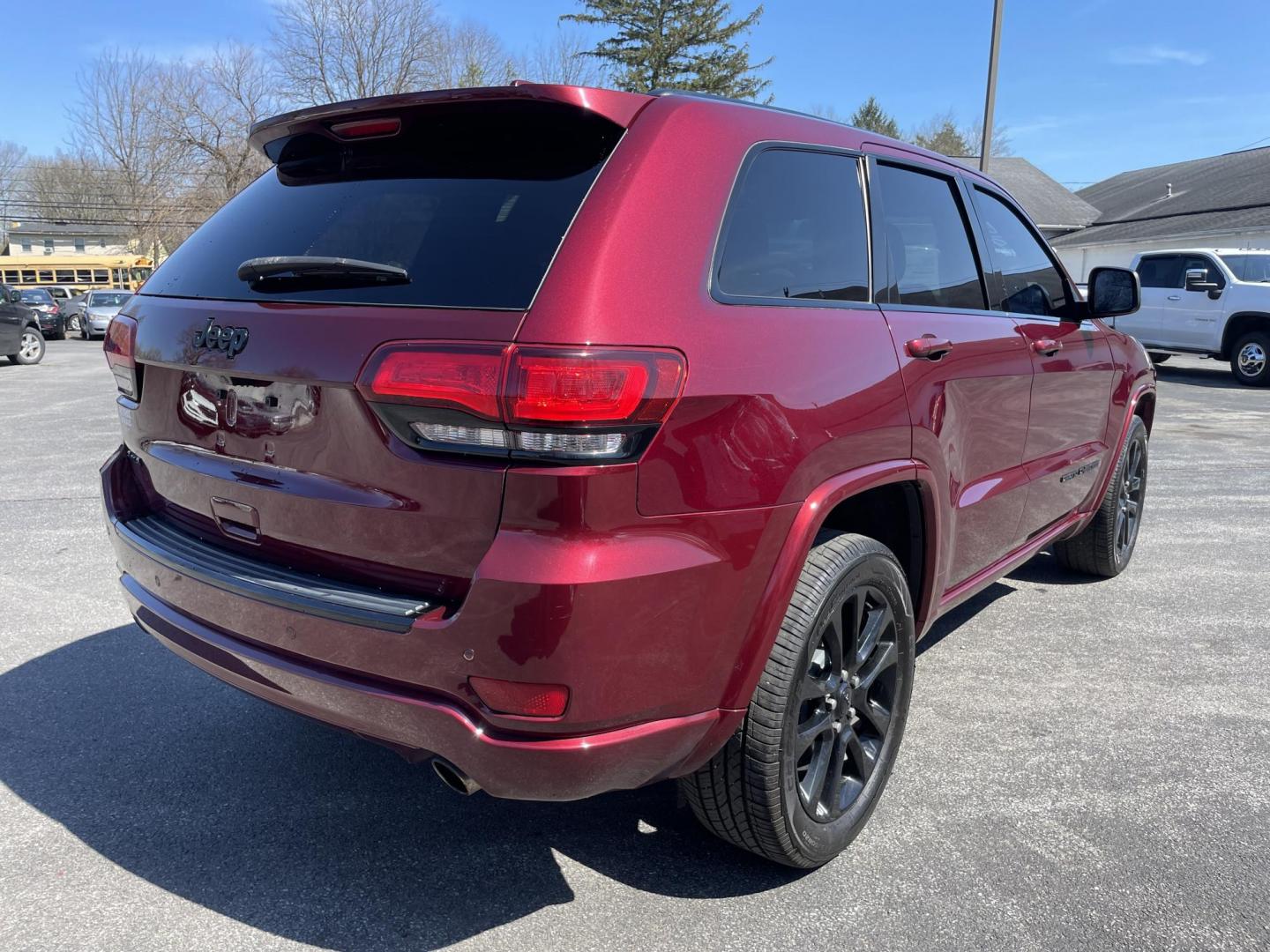 2018 Jeep Grand Cherokee Laredo 4WD (1C4RJFAGXJC) with an 3.6L V6 DOHC 24V engine, 8A transmission, located at 101 N. Main Street, Muncy, PA, 17756, (570) 546-5462, 41.207691, -76.785942 - Photo#5