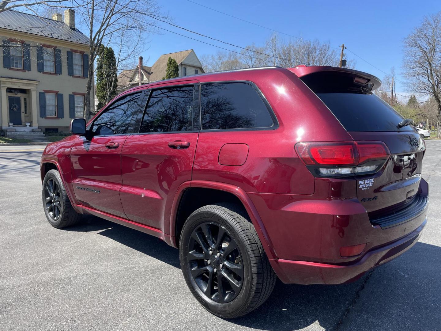2018 Jeep Grand Cherokee Laredo 4WD (1C4RJFAGXJC) with an 3.6L V6 DOHC 24V engine, 8A transmission, located at 101 N. Main Street, Muncy, PA, 17756, (570) 546-5462, 41.207691, -76.785942 - Photo#3