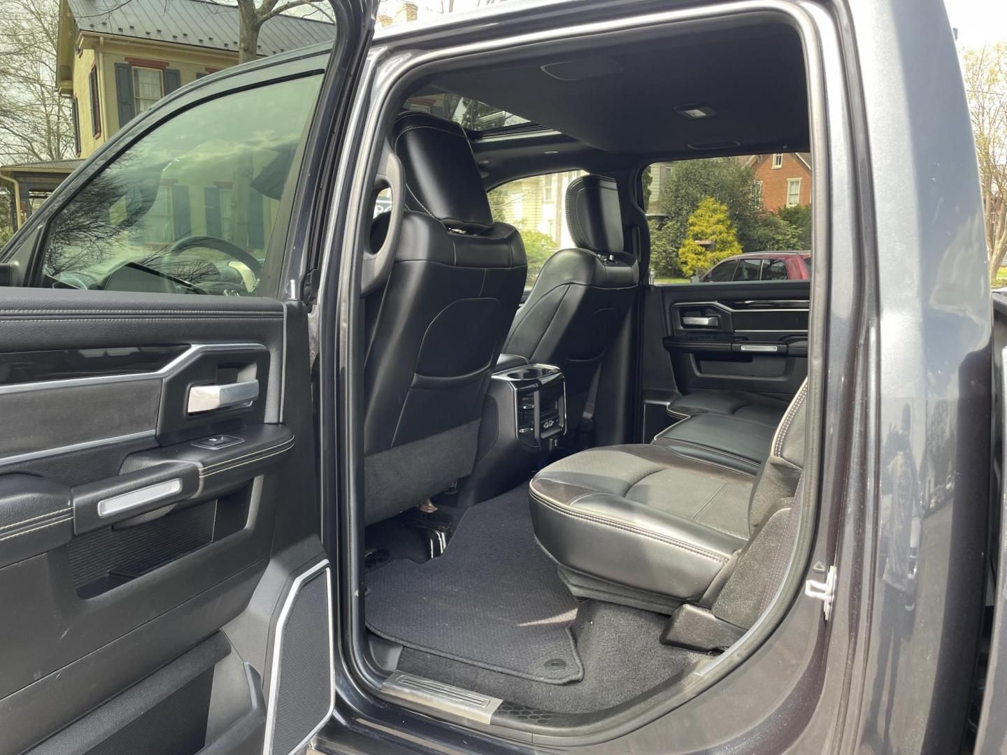 2019 /black RAM 2500 Laramie Crew Cab SWB 4WD (3C6UR5FL3KG) with an 6.7L L6 OHV 24V TURBO DIESEL engine, 6A transmission, located at 101 N. Main Street, Muncy, PA, 17756, (570) 546-5462, 41.207691, -76.785942 - Photo#9