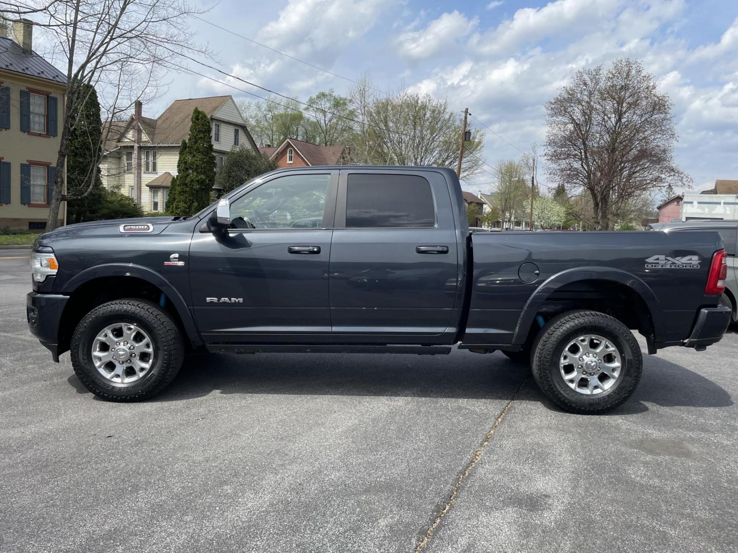 2019 /black RAM 2500 Laramie Crew Cab SWB 4WD (3C6UR5FL3KG) with an 6.7L L6 OHV 24V TURBO DIESEL engine, 6A transmission, located at 101 N. Main Street, Muncy, PA, 17756, (570) 546-5462, 41.207691, -76.785942 - Photo#4