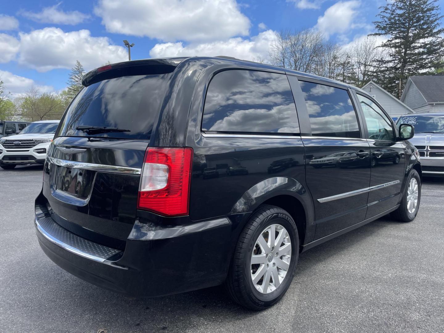 2014 /black Chrysler Town & Country Touring (2C4RC1BG0ER) with an 3.6L V6 DOHC 24V engine, 6-Speed Automatic transmission, located at 101 N. Main Street, Muncy, PA, 17756, (570) 546-5462, 41.207691, -76.785942 - Photo#1