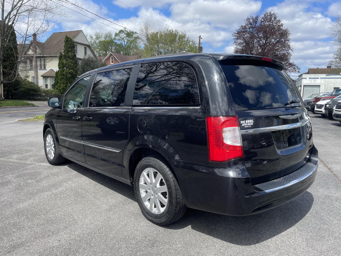 2014 /black Chrysler Town & Country Touring (2C4RC1BG0ER) with an 3.6L V6 DOHC 24V engine, 6-Speed Automatic transmission, located at 101 N. Main Street, Muncy, PA, 17756, (570) 546-5462, 41.207691, -76.785942 - Photo#3