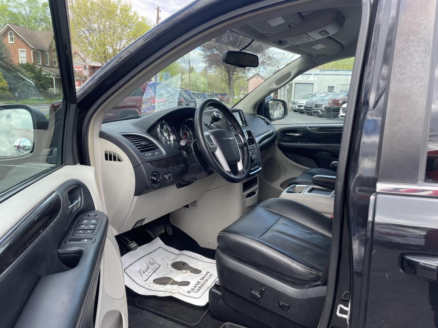 2014 /black Chrysler Town & Country Touring (2C4RC1BG0ER) with an 3.6L V6 DOHC 24V engine, 6-Speed Automatic transmission, located at 101 N. Main Street, Muncy, PA, 17756, (570) 546-5462, 41.207691, -76.785942 - Photo#5
