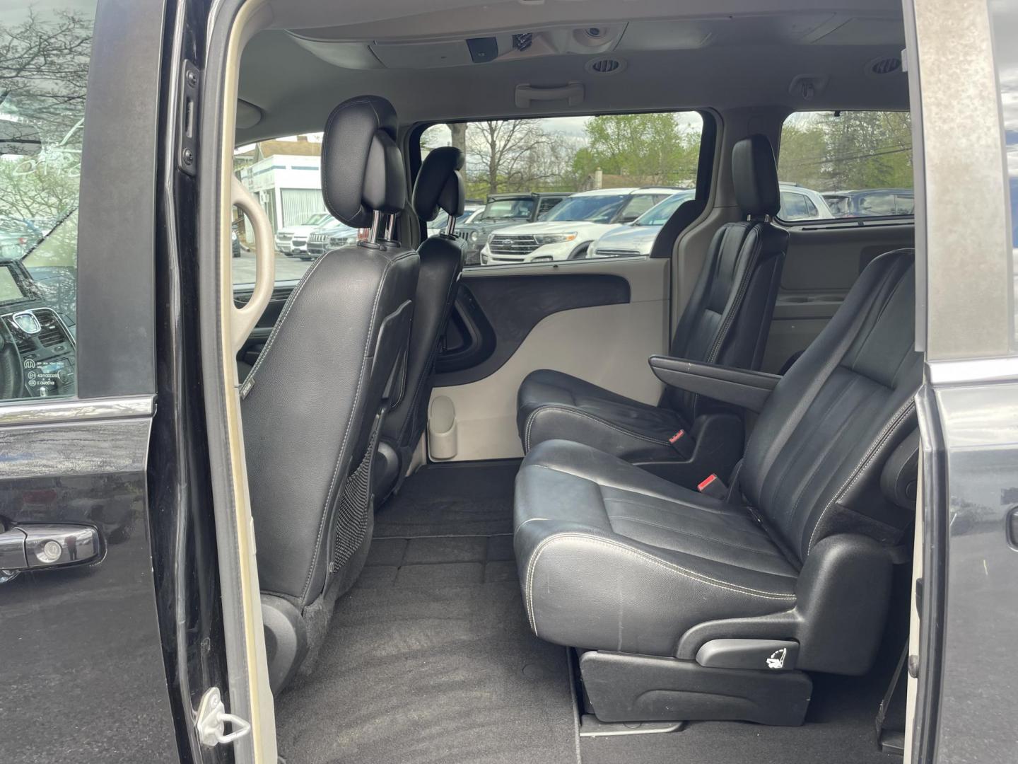 2014 /black Chrysler Town & Country Touring (2C4RC1BG0ER) with an 3.6L V6 DOHC 24V engine, 6-Speed Automatic transmission, located at 101 N. Main Street, Muncy, PA, 17756, (570) 546-5462, 41.207691, -76.785942 - Photo#6