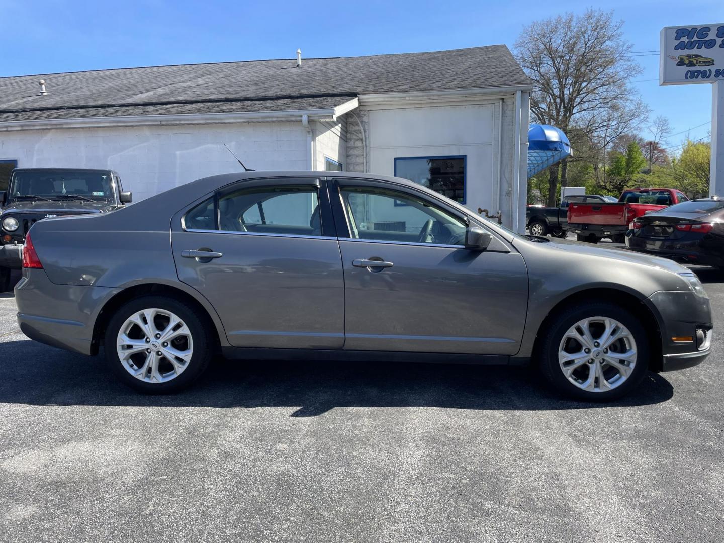2012 Ford Fusion SE (3FAHP0HAXCR) with an 2.5L L4 DOHC 16V engine, located at 101 N. Main Street, Muncy, PA, 17756, (570) 546-5462, 41.207691, -76.785942 - Photo#4