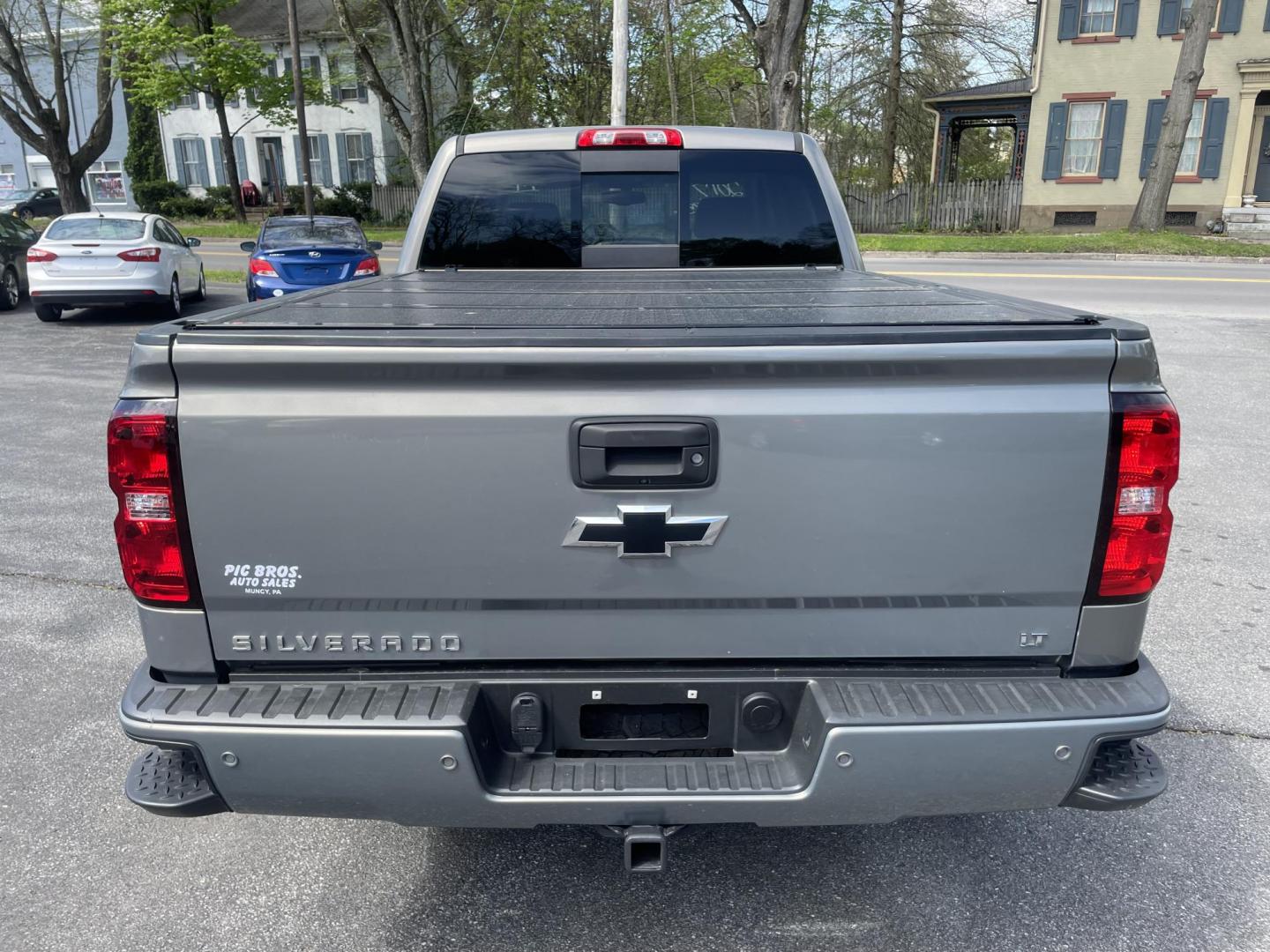 2017 Chevrolet Silverado 1500 LT Crew Cab 4WD (3GCUKREC1HG) with an 5.3L V8 OHV 16V engine, 6A transmission, located at 101 N. Main Street, Muncy, PA, 17756, (570) 546-5462, 41.207691, -76.785942 - Photo#5