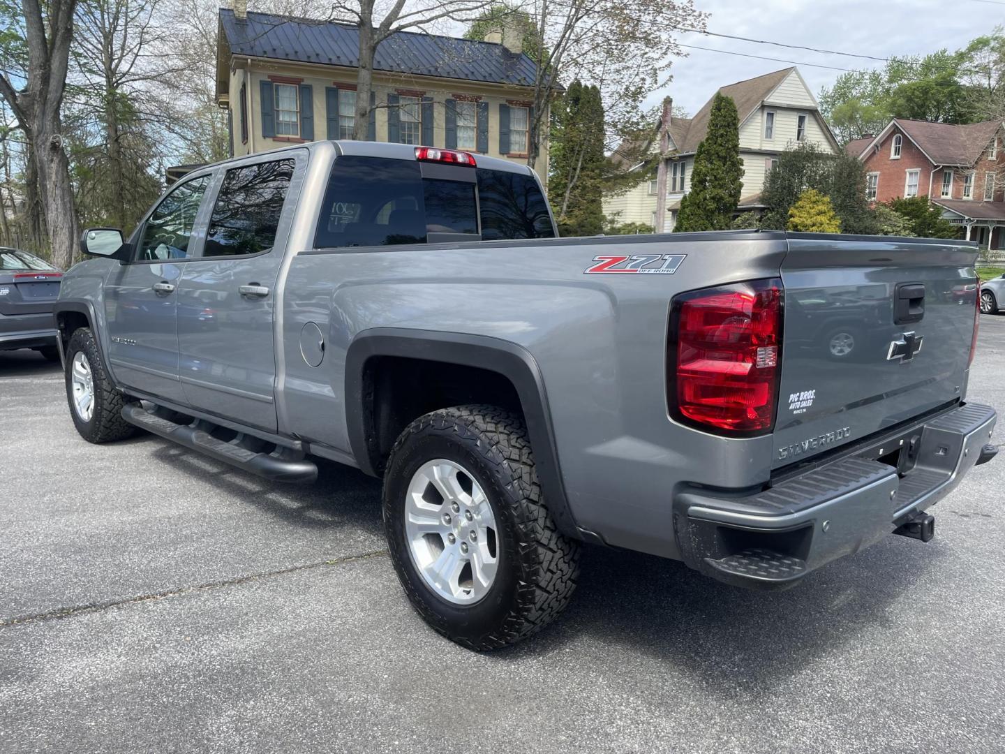2017 Chevrolet Silverado 1500 LT Crew Cab 4WD (3GCUKREC1HG) with an 5.3L V8 OHV 16V engine, 6A transmission, located at 101 N. Main Street, Muncy, PA, 17756, (570) 546-5462, 41.207691, -76.785942 - Photo#4