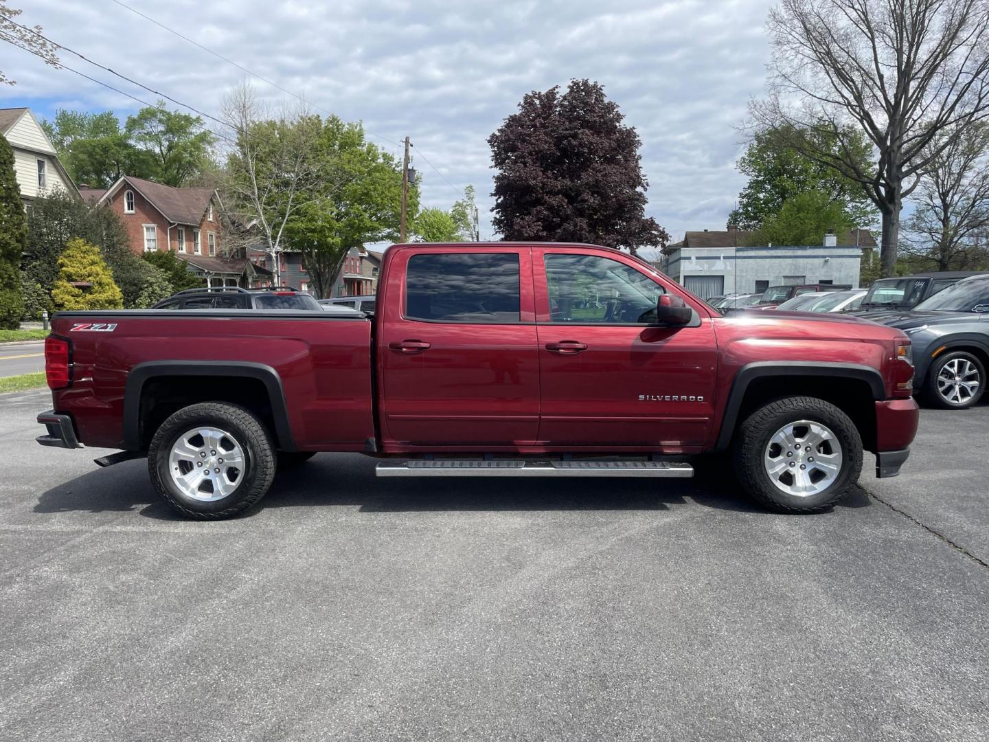 2017 Chevrolet Silverado 1500 LT Crew Cab 4WD (3GCUKREC9HG) with an 5.3L V8 OHV 16V engine, 6A transmission, located at 101 N. Main Street, Muncy, PA, 17756, (570) 546-5462, 41.207691, -76.785942 - Photo#4