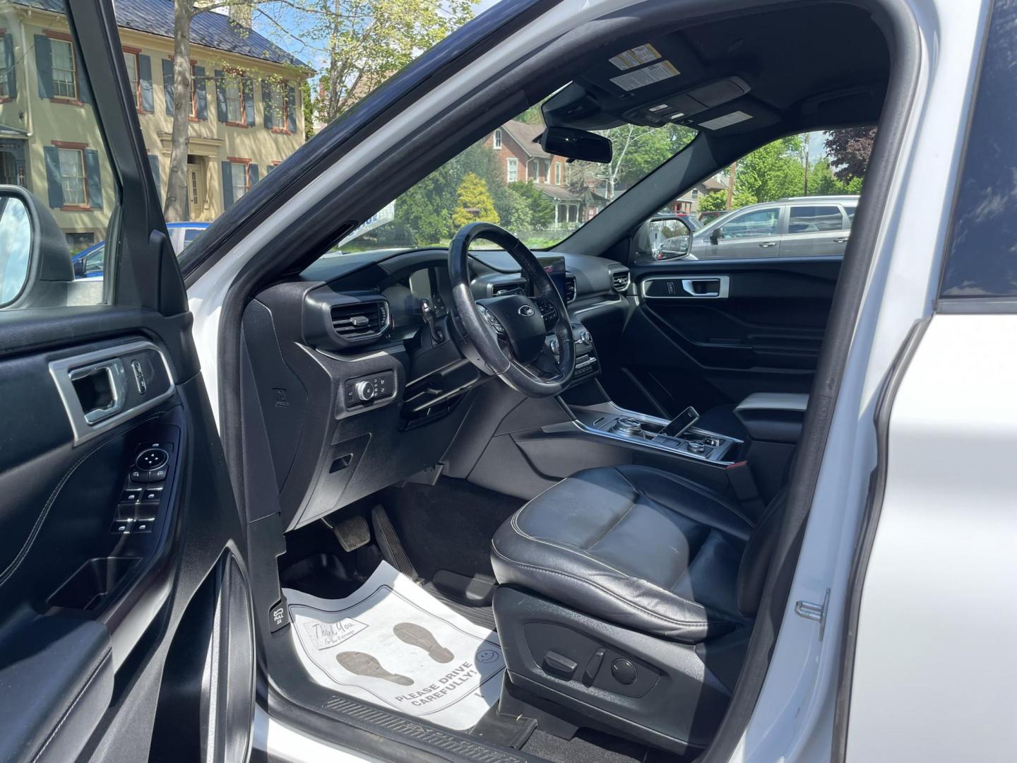 2020 White /black Ford Explorer XLT AWD (1FMSK8DH3LG) with an 2.3L L4 DOHC 16V engine, 10A transmission, located at 101 N. Main Street, Muncy, PA, 17756, (570) 546-5462, 41.207691, -76.785942 - Photo#5