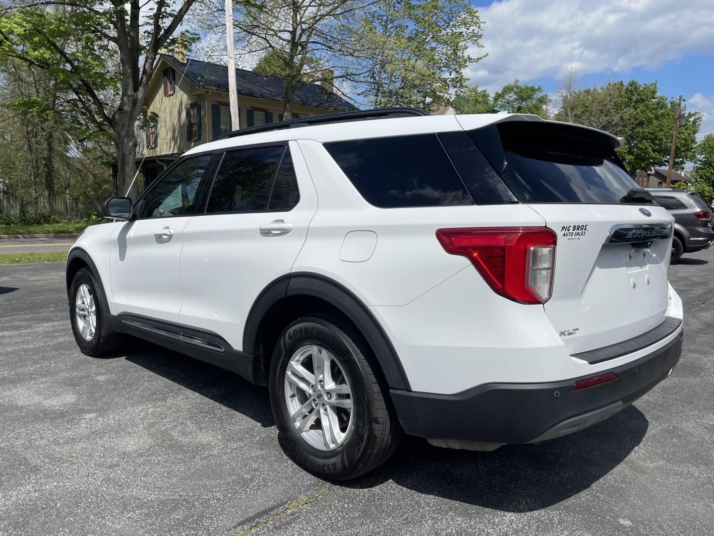 2020 White /black Ford Explorer XLT AWD (1FMSK8DH3LG) with an 2.3L L4 DOHC 16V engine, 10A transmission, located at 101 N. Main Street, Muncy, PA, 17756, (570) 546-5462, 41.207691, -76.785942 - Photo#3
