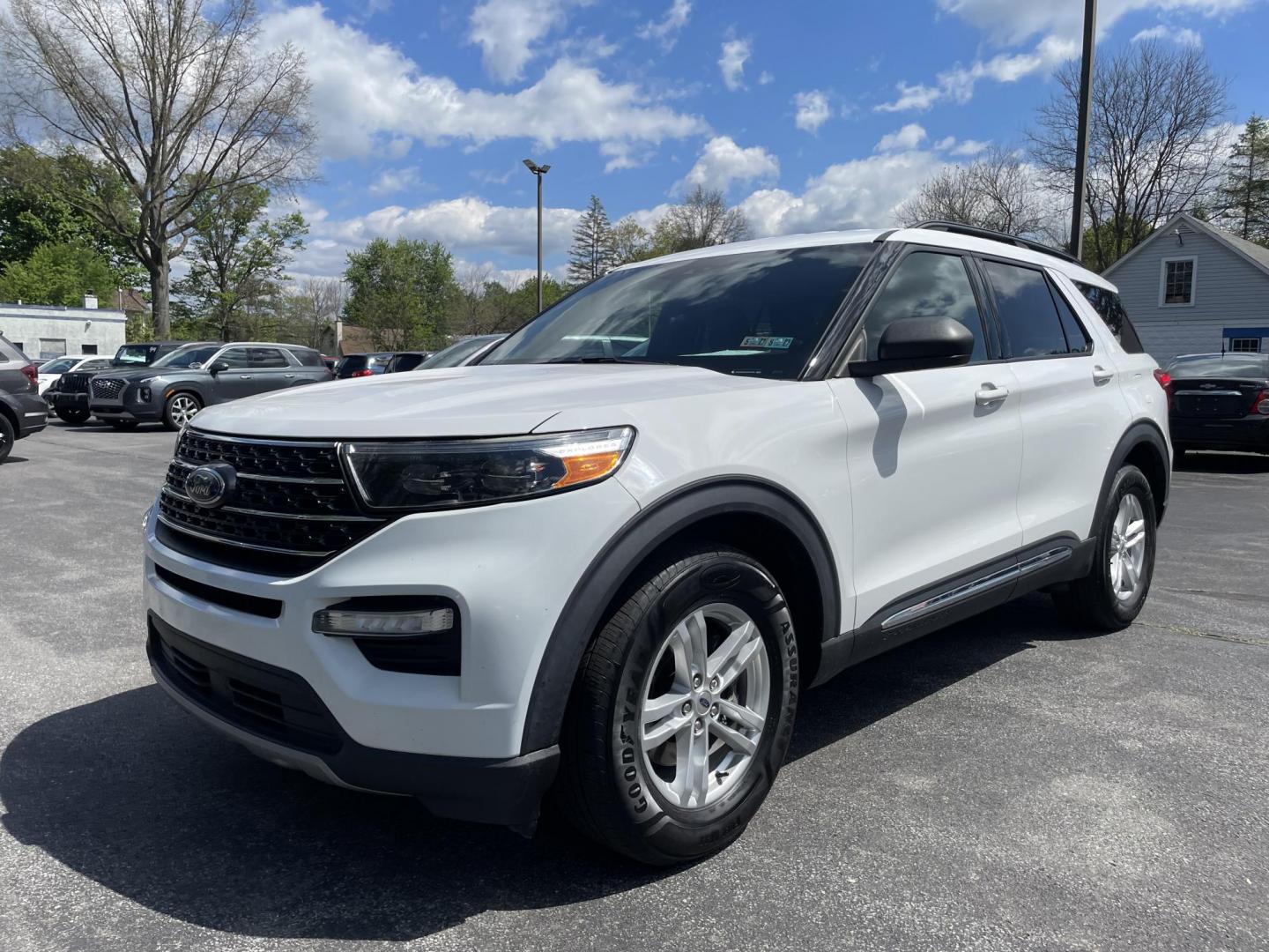 2020 White /black Ford Explorer XLT AWD (1FMSK8DH3LG) with an 2.3L L4 DOHC 16V engine, 10A transmission, located at 101 N. Main Street, Muncy, PA, 17756, (570) 546-5462, 41.207691, -76.785942 - Photo#0