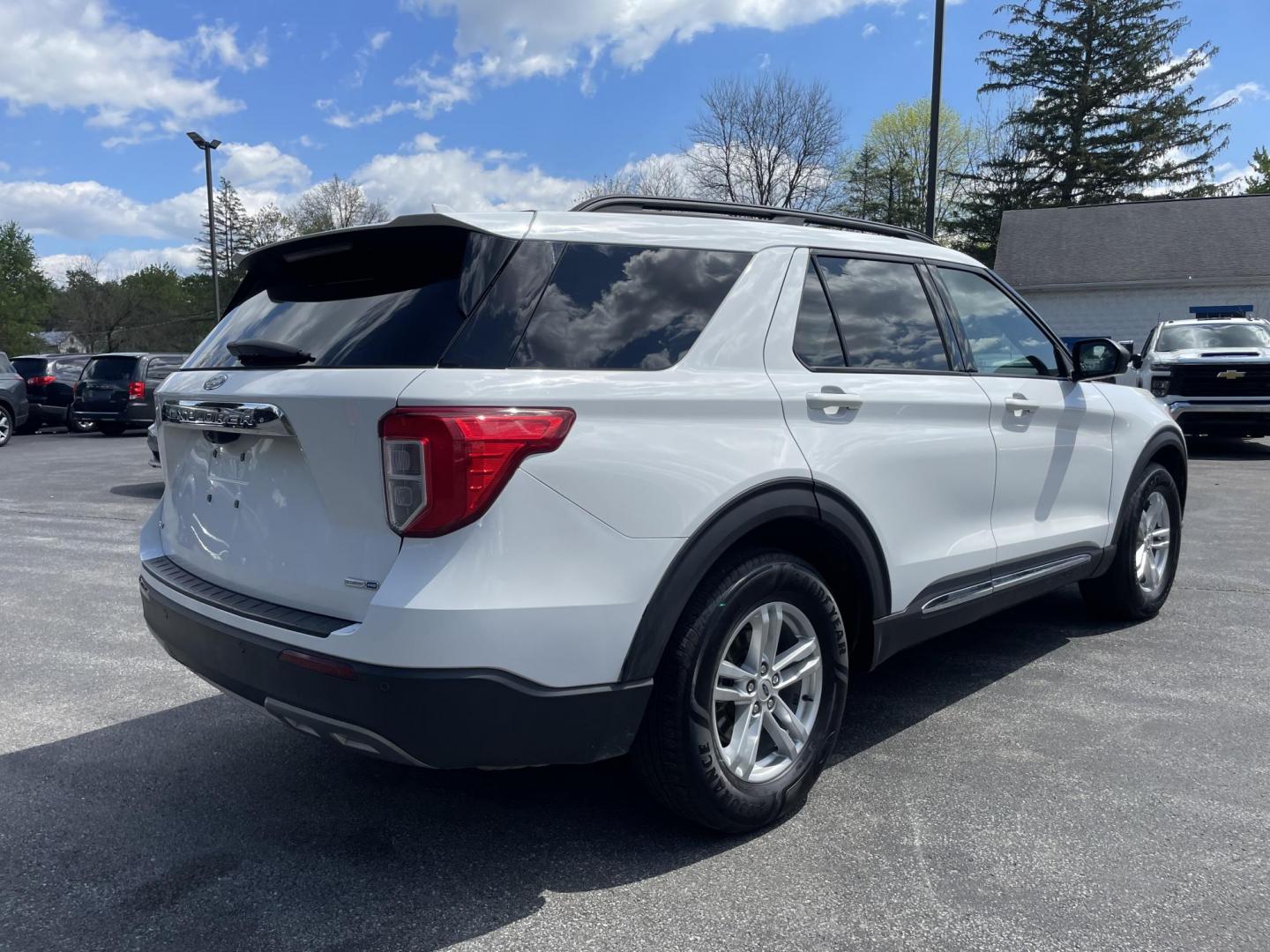 2020 White /black Ford Explorer XLT AWD (1FMSK8DH3LG) with an 2.3L L4 DOHC 16V engine, 10A transmission, located at 101 N. Main Street, Muncy, PA, 17756, (570) 546-5462, 41.207691, -76.785942 - Photo#2