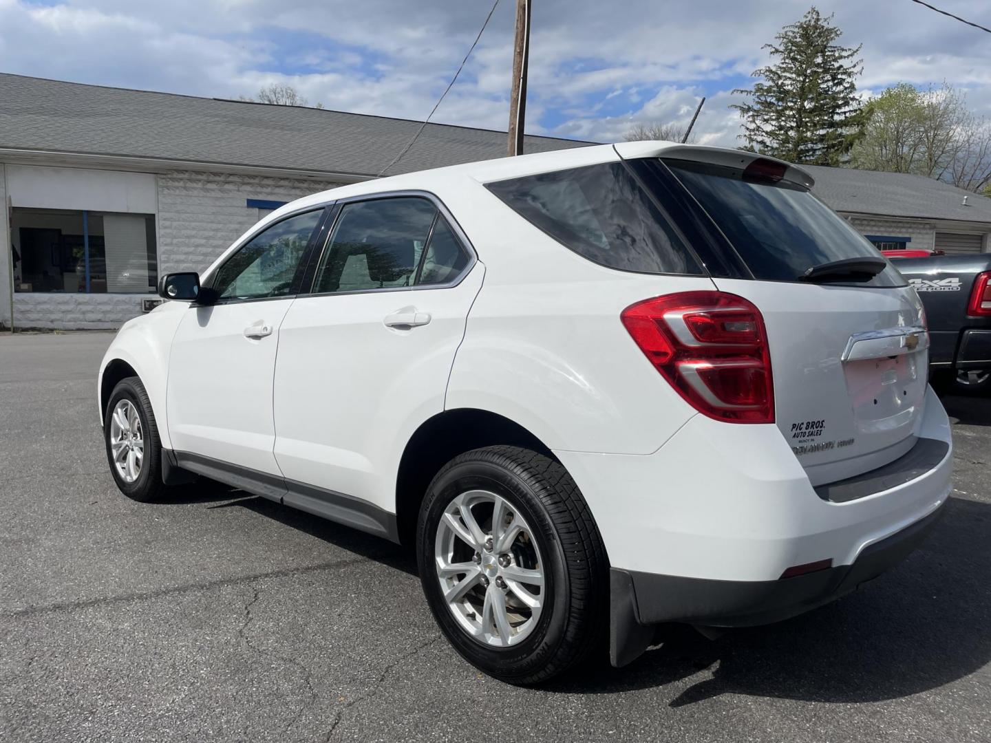 2017 White Chevrolet Equinox LS AWD (2GNFLEEK0H6) with an 2.4L L4 DOHC 16V FFV engine, 6A transmission, located at 101 N. Main Street, Muncy, PA, 17756, (570) 546-5462, 41.207691, -76.785942 - Photo#3