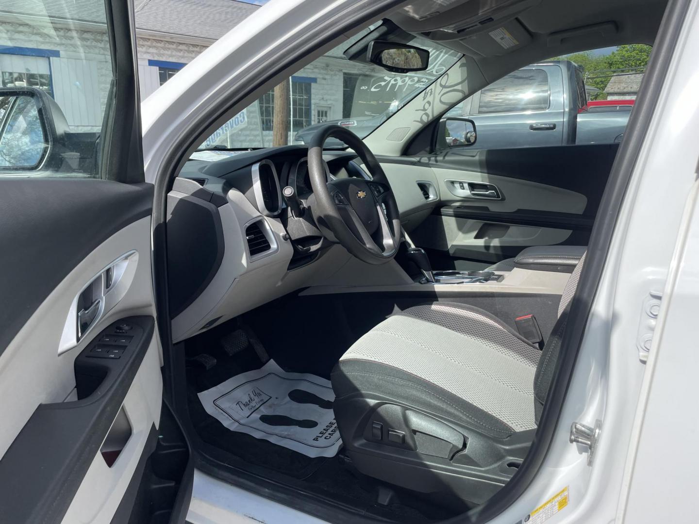 2017 White Chevrolet Equinox LS AWD (2GNFLEEK0H6) with an 2.4L L4 DOHC 16V FFV engine, 6A transmission, located at 101 N. Main Street, Muncy, PA, 17756, (570) 546-5462, 41.207691, -76.785942 - Photo#4