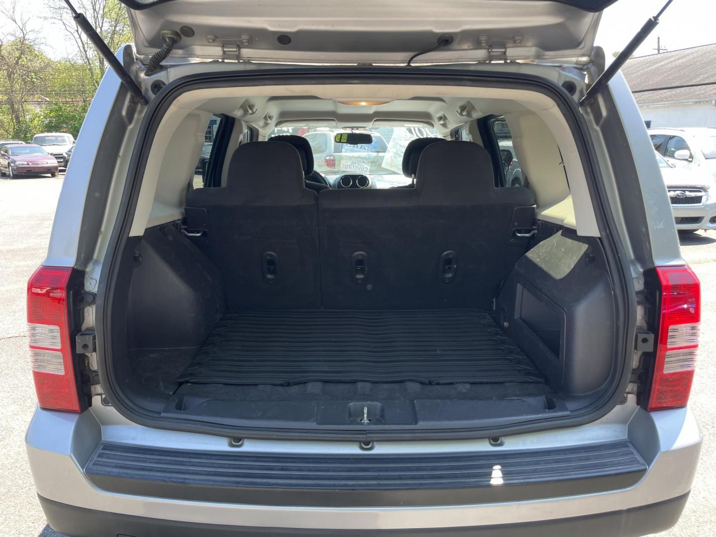 2016 Jeep Patriot Sport 4WD (1C4NJRBBXGD) with an 2.4L L4 DOHC 16V engine, Manual transmission, located at 101 N. Main Street, Muncy, PA, 17756, (570) 546-5462, 41.207691, -76.785942 - Photo#6