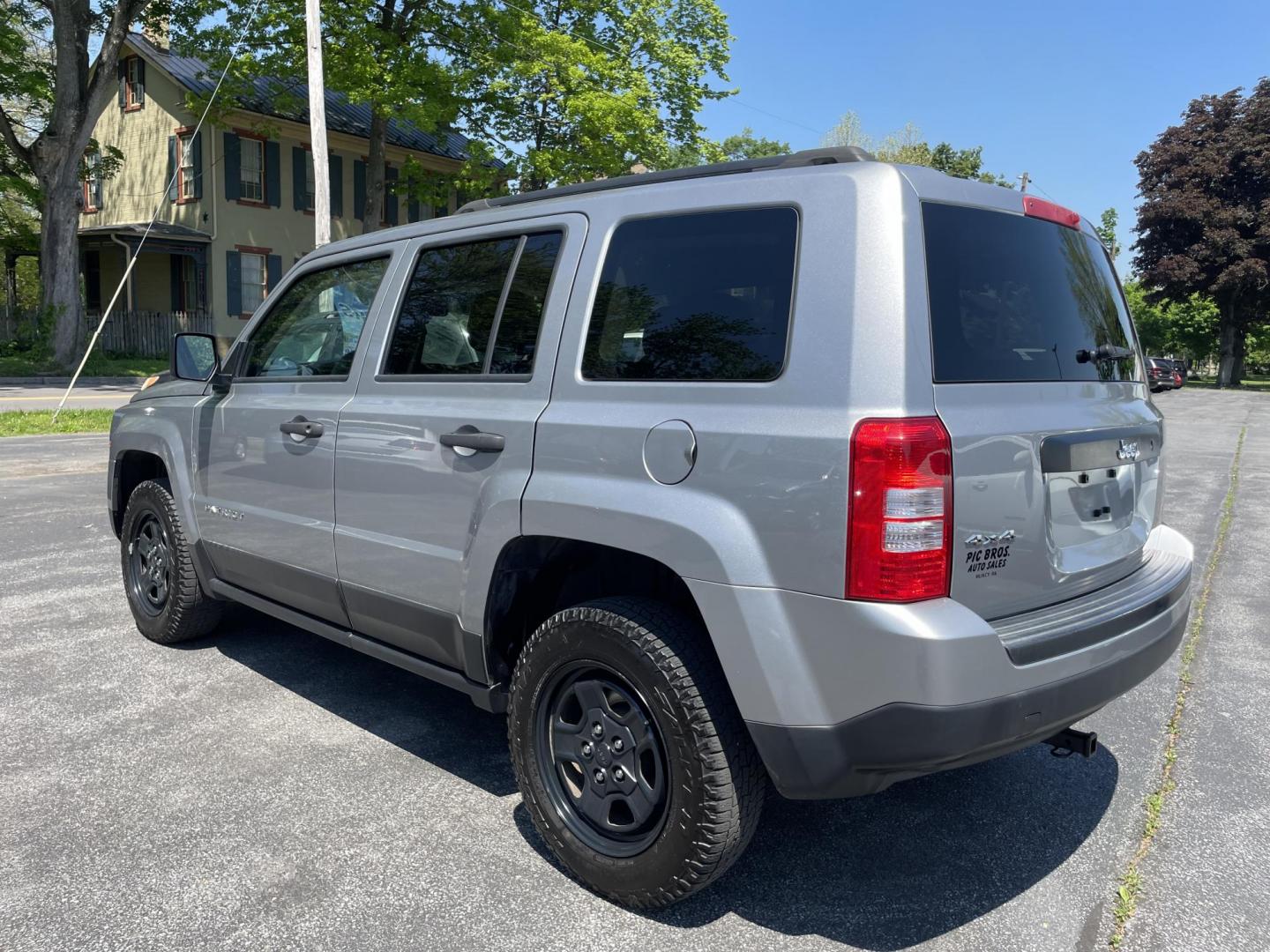 2016 Jeep Patriot Sport 4WD (1C4NJRBBXGD) with an 2.4L L4 DOHC 16V engine, Manual transmission, located at 101 N. Main Street, Muncy, PA, 17756, (570) 546-5462, 41.207691, -76.785942 - Photo#3
