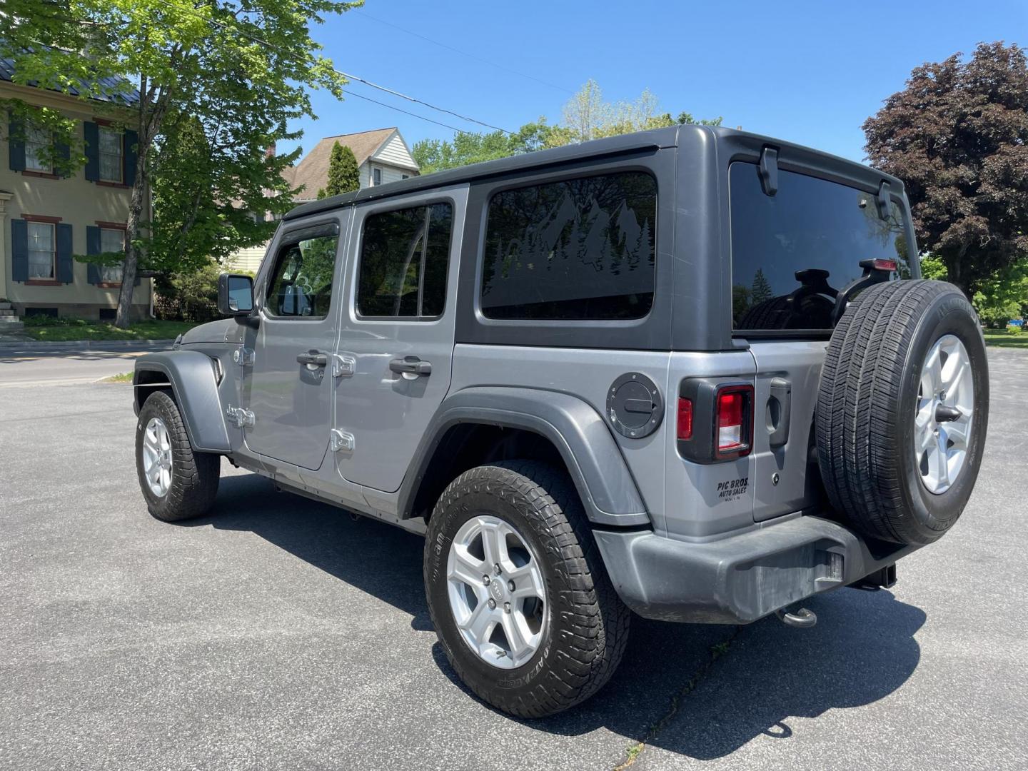 2019 Jeep Wrangler Unlimited Sport (1C4HJXDN5KW) with an 2.0L L4 DOHC 16V TURBO engine, 6A transmission, located at 101 N. Main Street, Muncy, PA, 17756, (570) 546-5462, 41.207691, -76.785942 - Photo#3