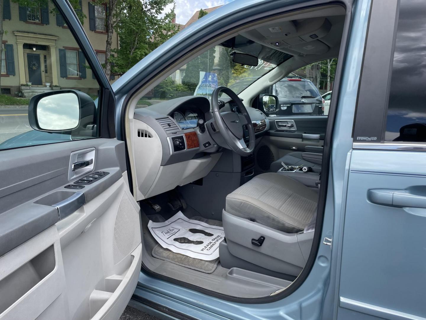 2008 BLUE /tan Chrysler Town & Country Touring (2A8HR54P78R) with an 3.8L V6 OHV 12V engine, 6-Speed Automatic Overdrive transmission, located at 101 N. Main Street, Muncy, PA, 17756, (570) 546-5462, 41.207691, -76.785942 - Photo#4