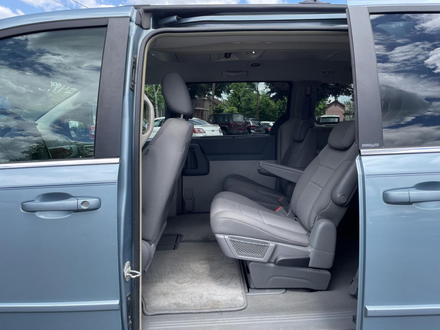 2008 BLUE /tan Chrysler Town & Country Touring (2A8HR54P78R) with an 3.8L V6 OHV 12V engine, 6-Speed Automatic Overdrive transmission, located at 101 N. Main Street, Muncy, PA, 17756, (570) 546-5462, 41.207691, -76.785942 - Photo#5