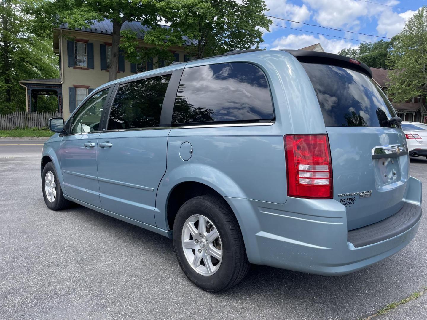 2008 BLUE /tan Chrysler Town & Country Touring (2A8HR54P78R) with an 3.8L V6 OHV 12V engine, 6-Speed Automatic Overdrive transmission, located at 101 N. Main Street, Muncy, PA, 17756, (570) 546-5462, 41.207691, -76.785942 - Photo#3