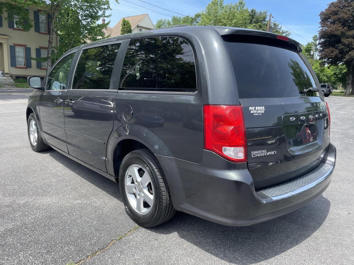 2012 Dodge Grand Caravan SXT (2C4RDGCG4CR) with an 3.6L V6 DOHC 24V engine, 6-Speed Automatic transmission, located at 101 N. Main Street, Muncy, PA, 17756, (570) 546-5462, 41.207691, -76.785942- Photo#3