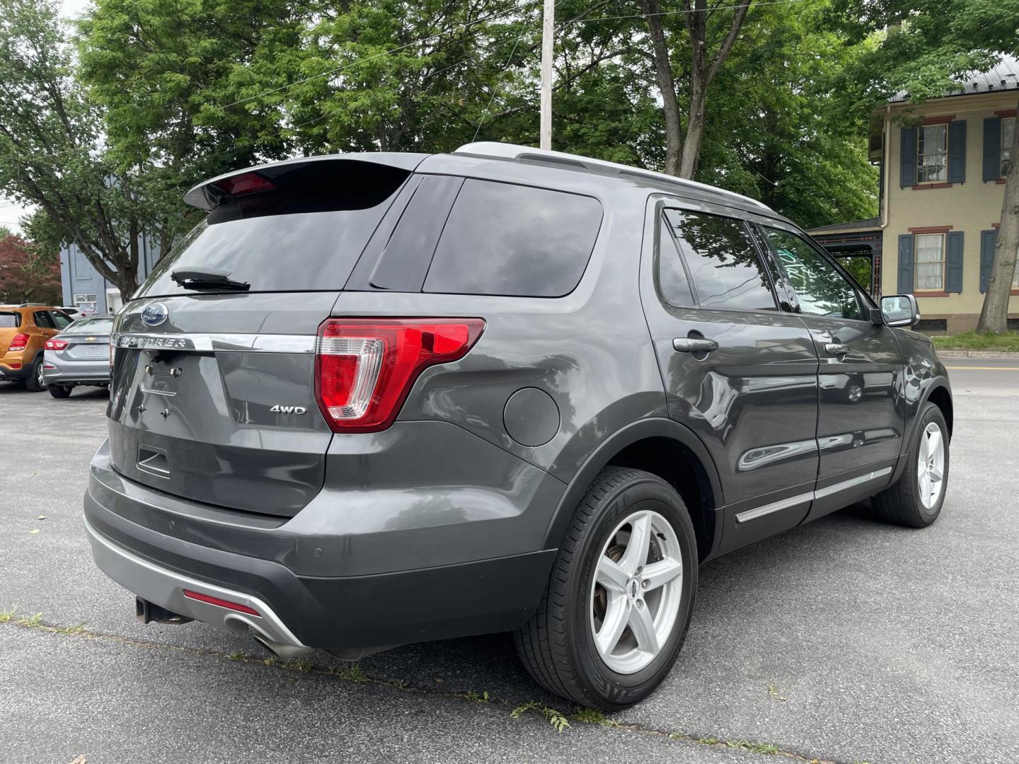 2016 Ford Explorer XLT 4WD (1FM5K8D80GG) with an 3.5L V6 DOHC 24V engine, 6-Speed Automatic transmission, located at 101 N. Main Street, Muncy, PA, 17756, (570) 546-5462, 41.207691, -76.785942 - Photo#2