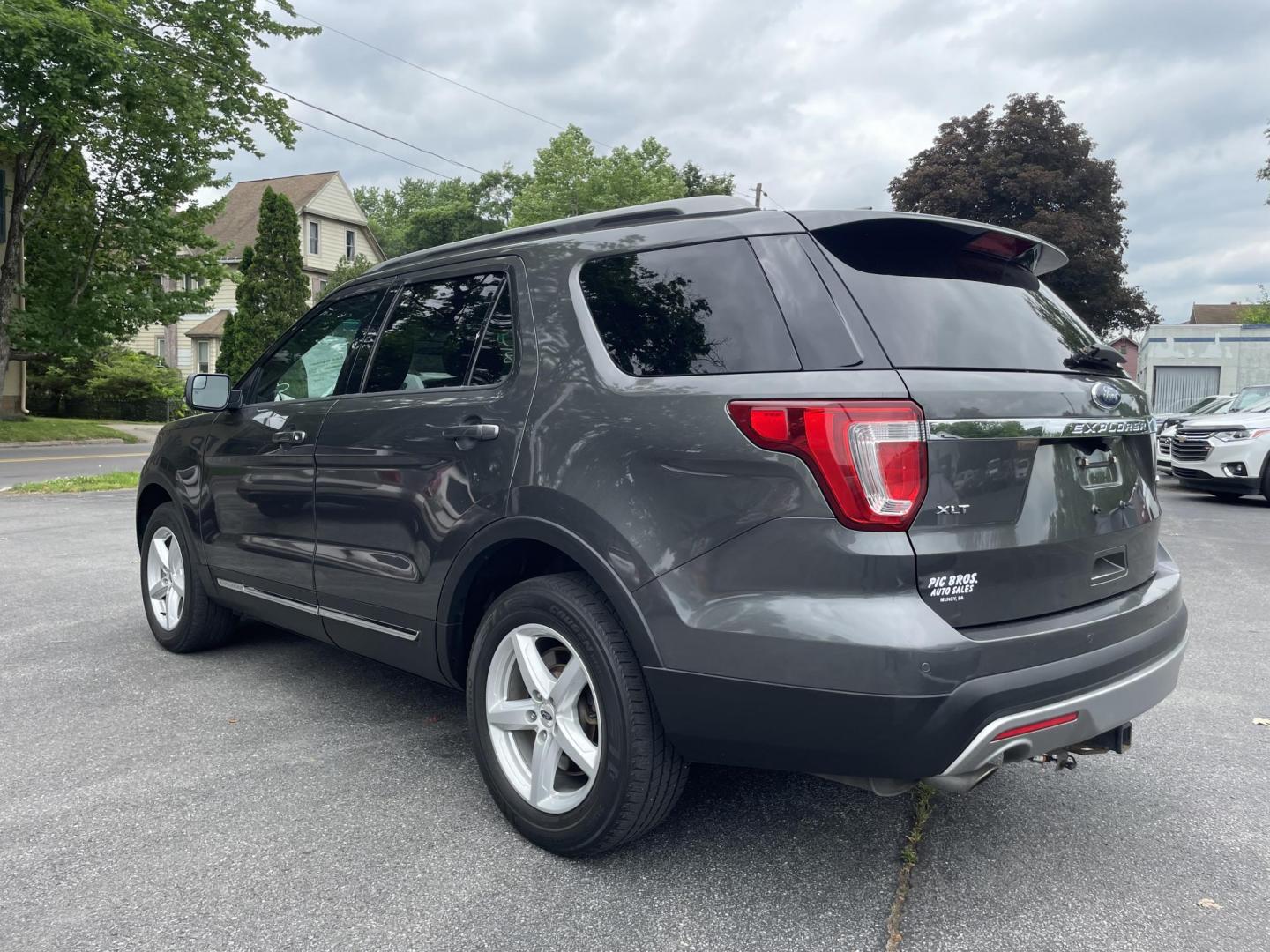 2016 Ford Explorer XLT 4WD (1FM5K8D80GG) with an 3.5L V6 DOHC 24V engine, 6-Speed Automatic transmission, located at 101 N. Main Street, Muncy, PA, 17756, (570) 546-5462, 41.207691, -76.785942 - Photo#3
