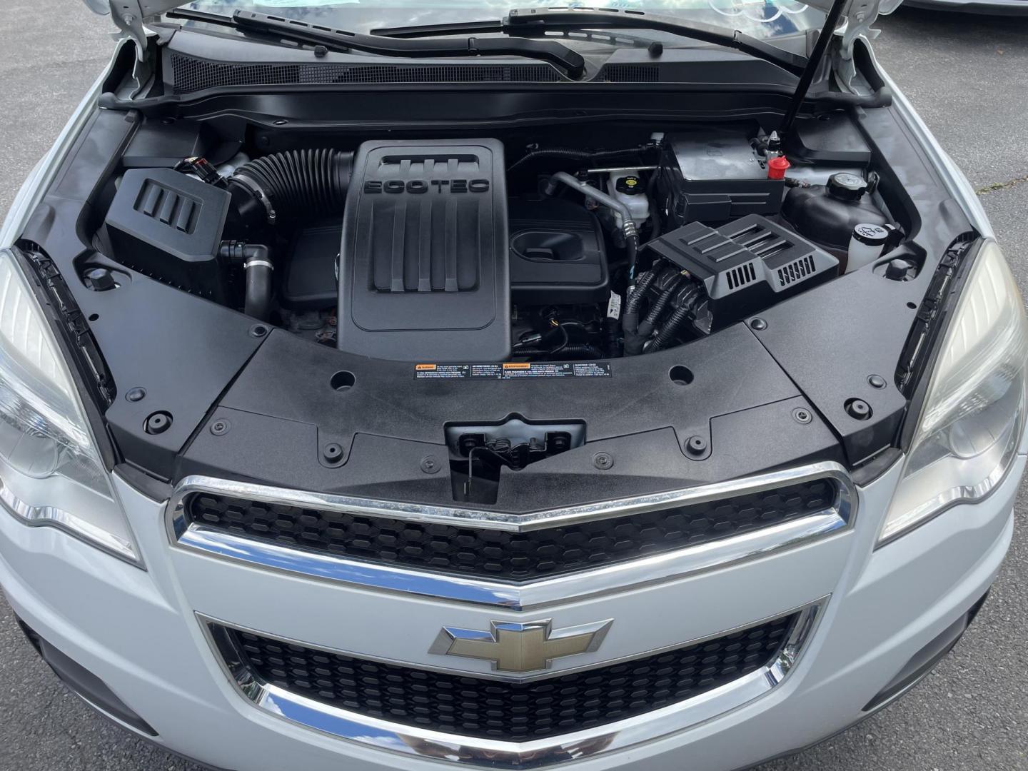2015 White /black Chevrolet Equinox LS 2WD (2GNALAEK6F6) with an 2.4L L4 DOHC 16V FFV engine, 6-Speed Automatic transmission, located at 101 N. Main Street, Muncy, PA, 17756, (570) 546-5462, 41.207691, -76.785942 - Photo#7